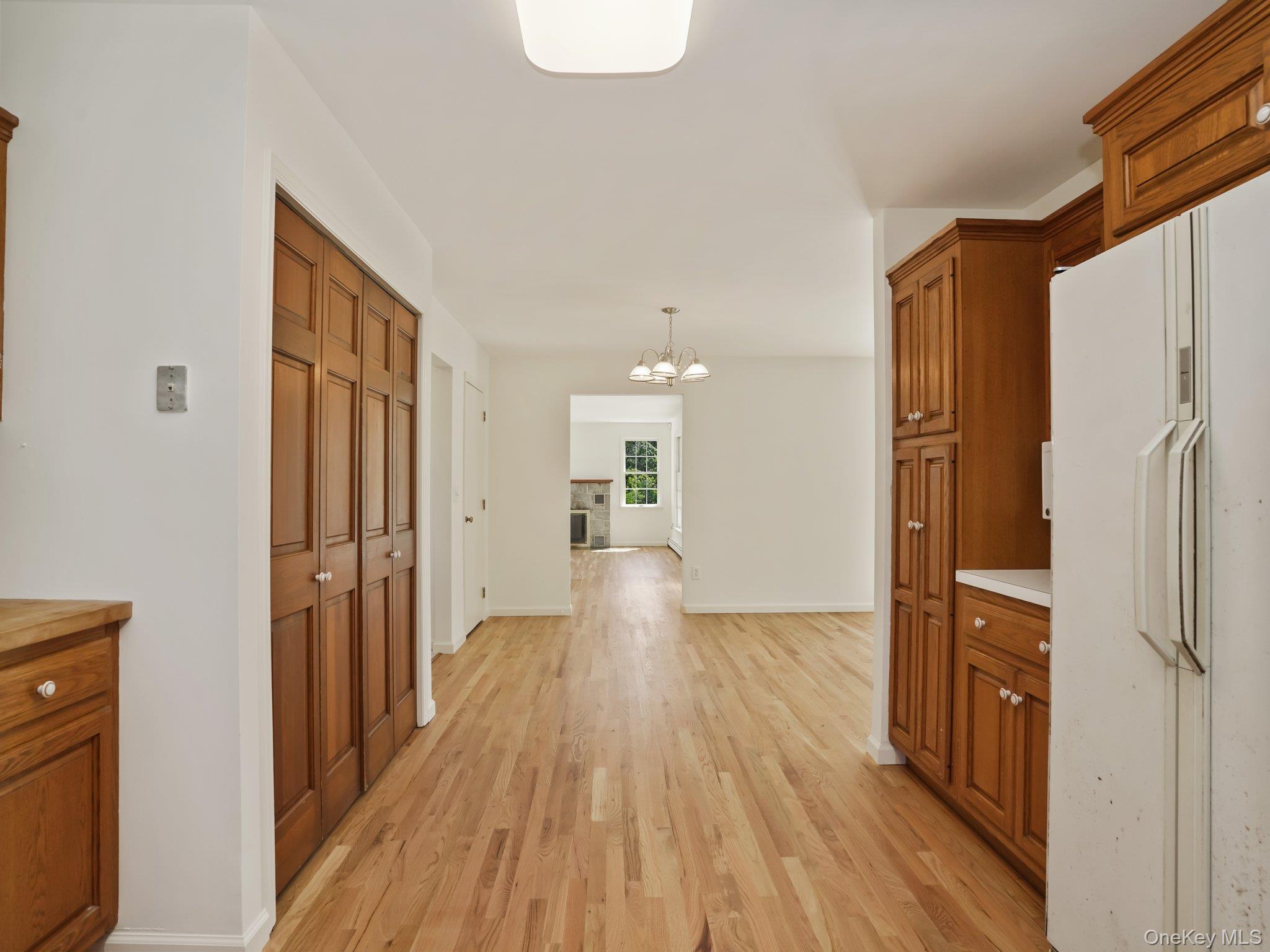 6 Huckleberry Lane E, Hampton Bays, NY 11946