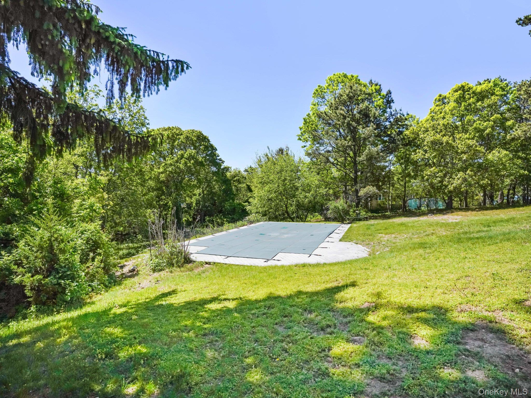 6 Huckleberry Lane E, Hampton Bays, NY 11946