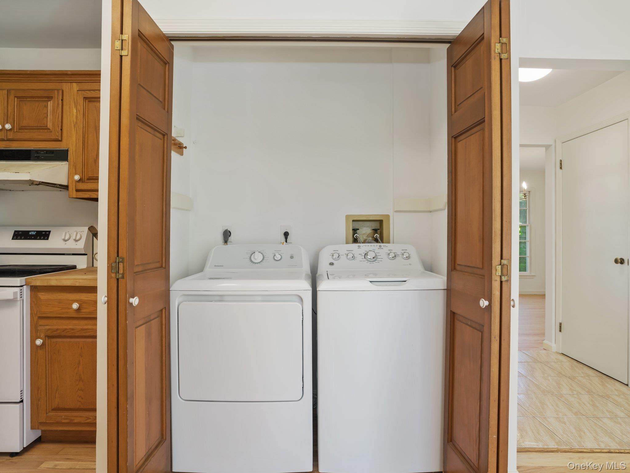 6 Huckleberry Lane E, Hampton Bays, NY 11946