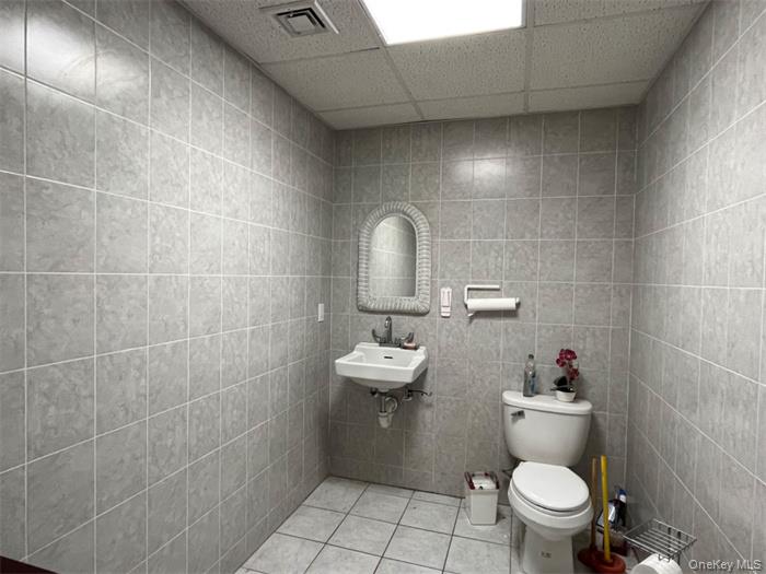 5 Bond Street # 1, Great Neck, NY 11021