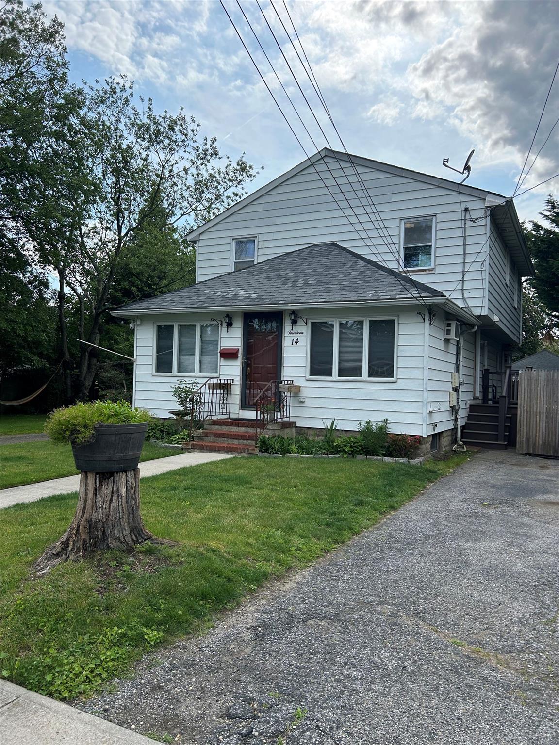 14 Walnut Avenue E, Farmingdale, NY 11735