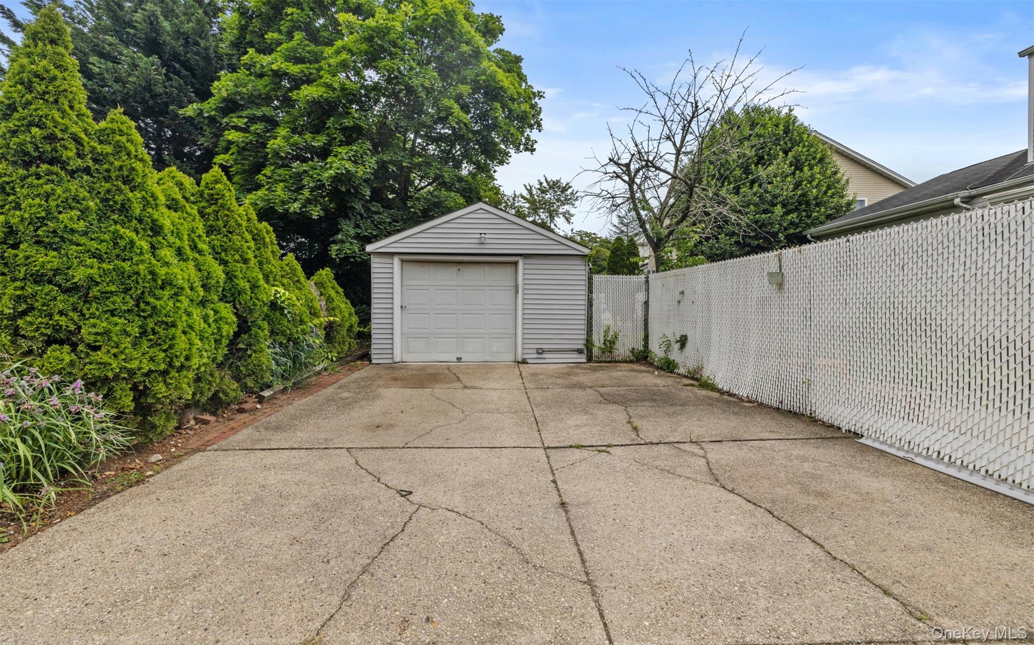 84 Charles Street, Mineola, NY 11501