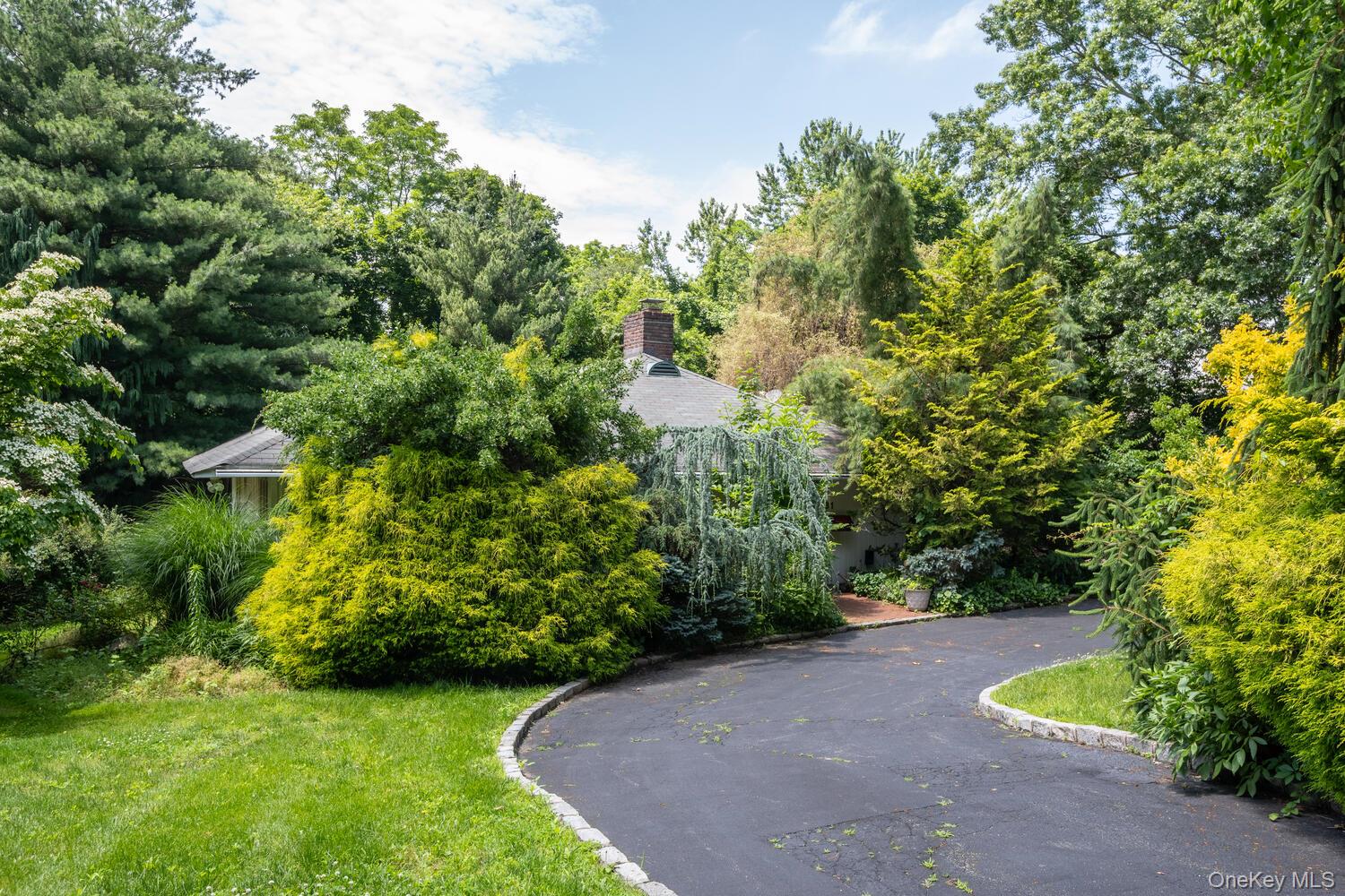 61 Locust Lane, Roslyn Heights, NY 11577