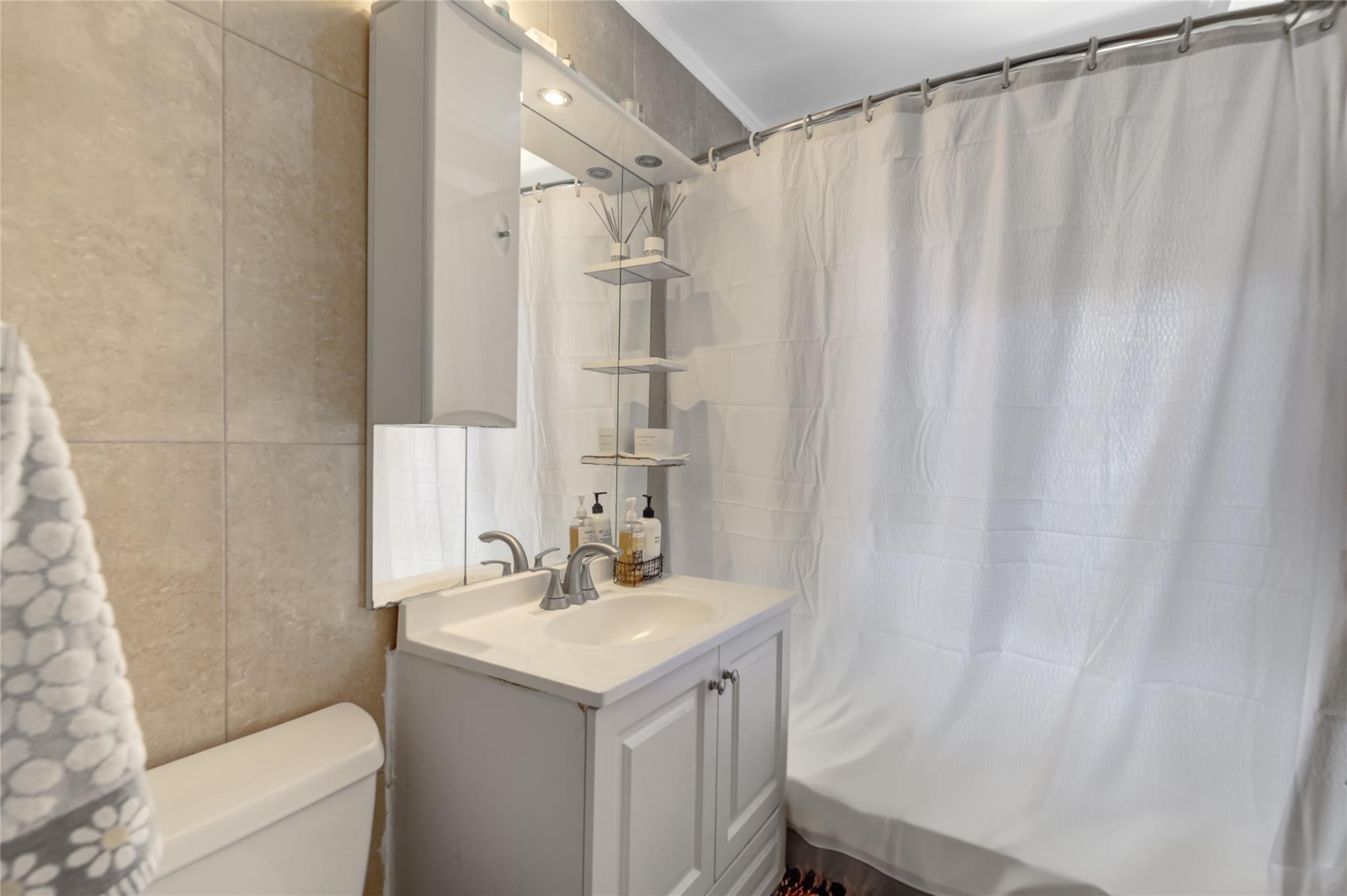 221 Middle Neck Road Road # M-4, Great Neck, NY 11021