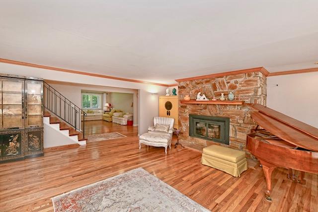 2 Wooded Court, Lloyd Harbor, NY 11743