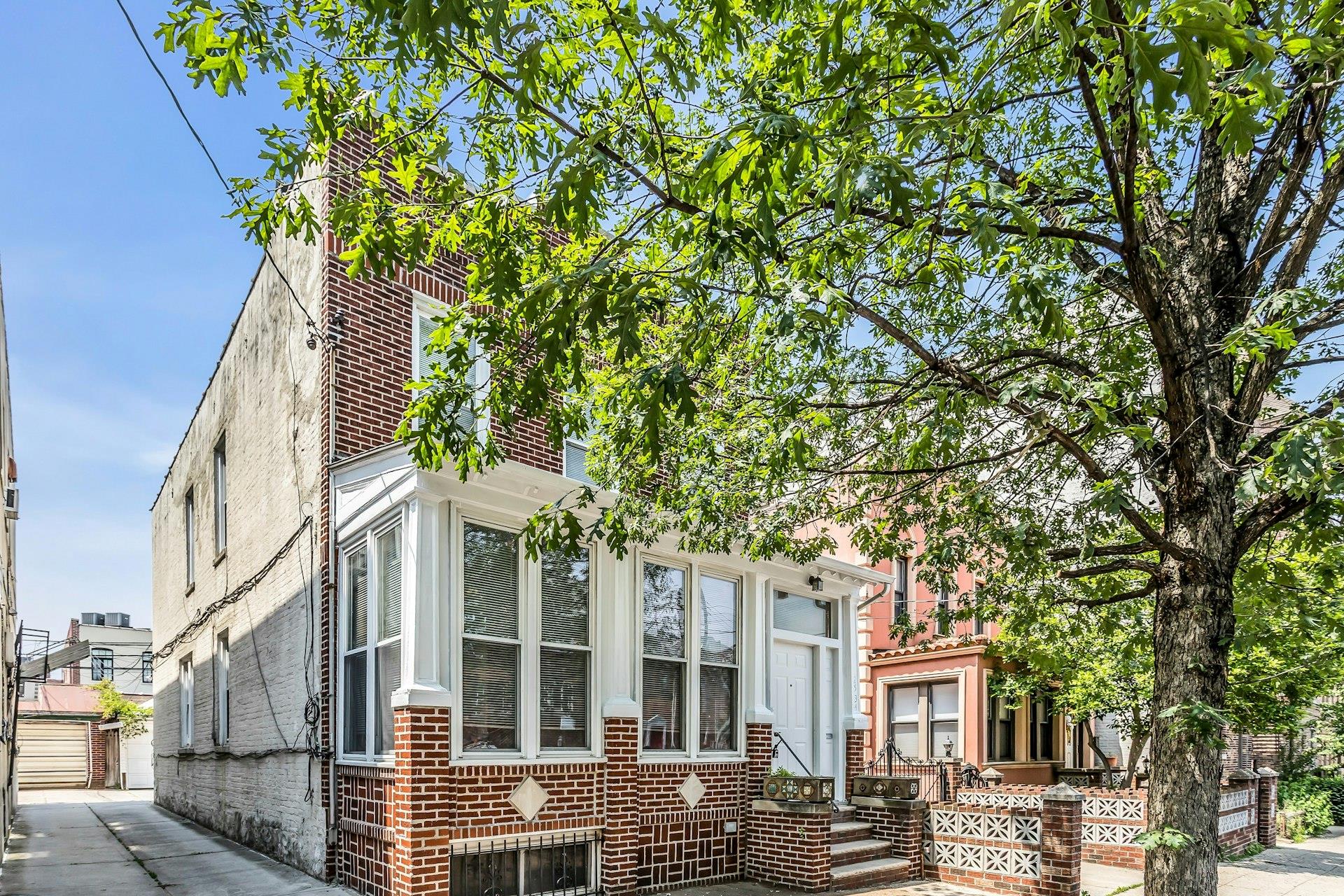 25-34 42nd Street, Astoria, NY 11103