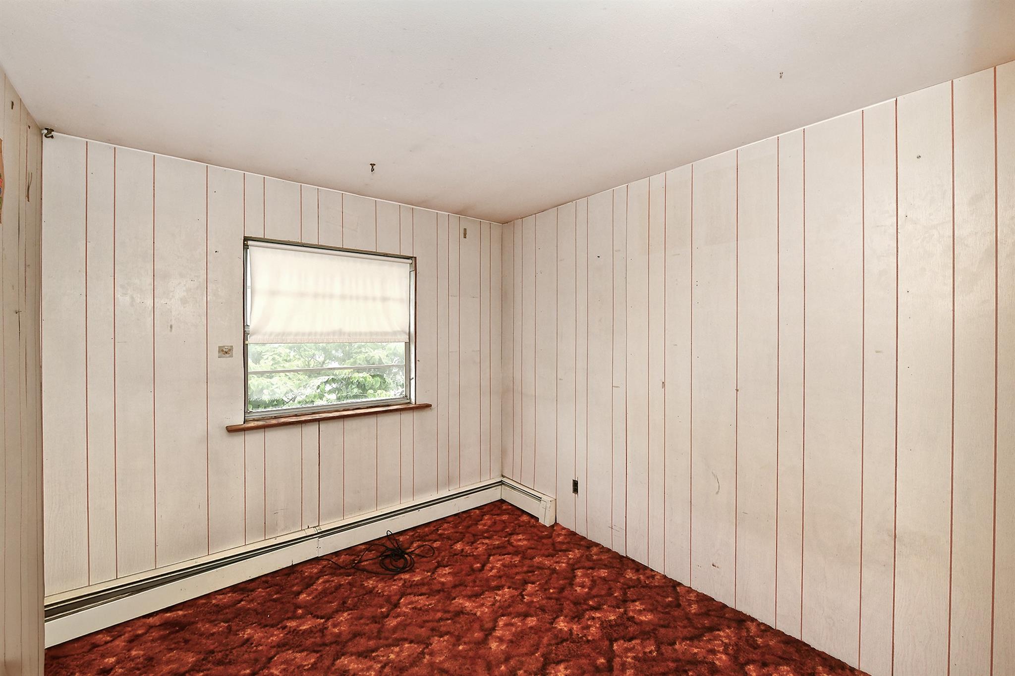 404 N Putnam Avenue, Lindenhurst, NY 11757