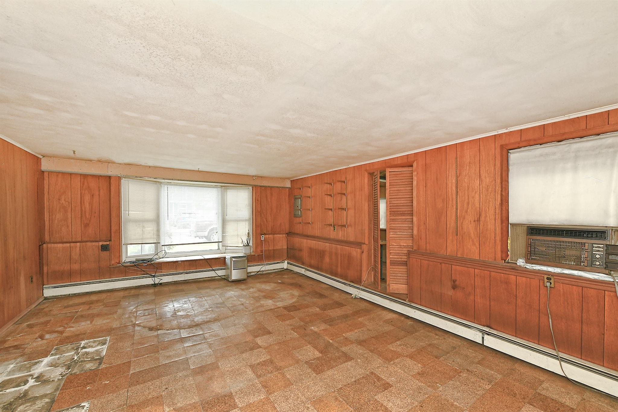 404 N Putnam Avenue, Lindenhurst, NY 11757