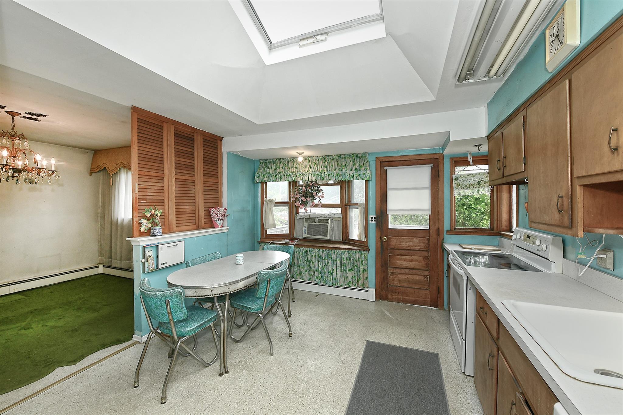 404 N Putnam Avenue, Lindenhurst, NY 11757