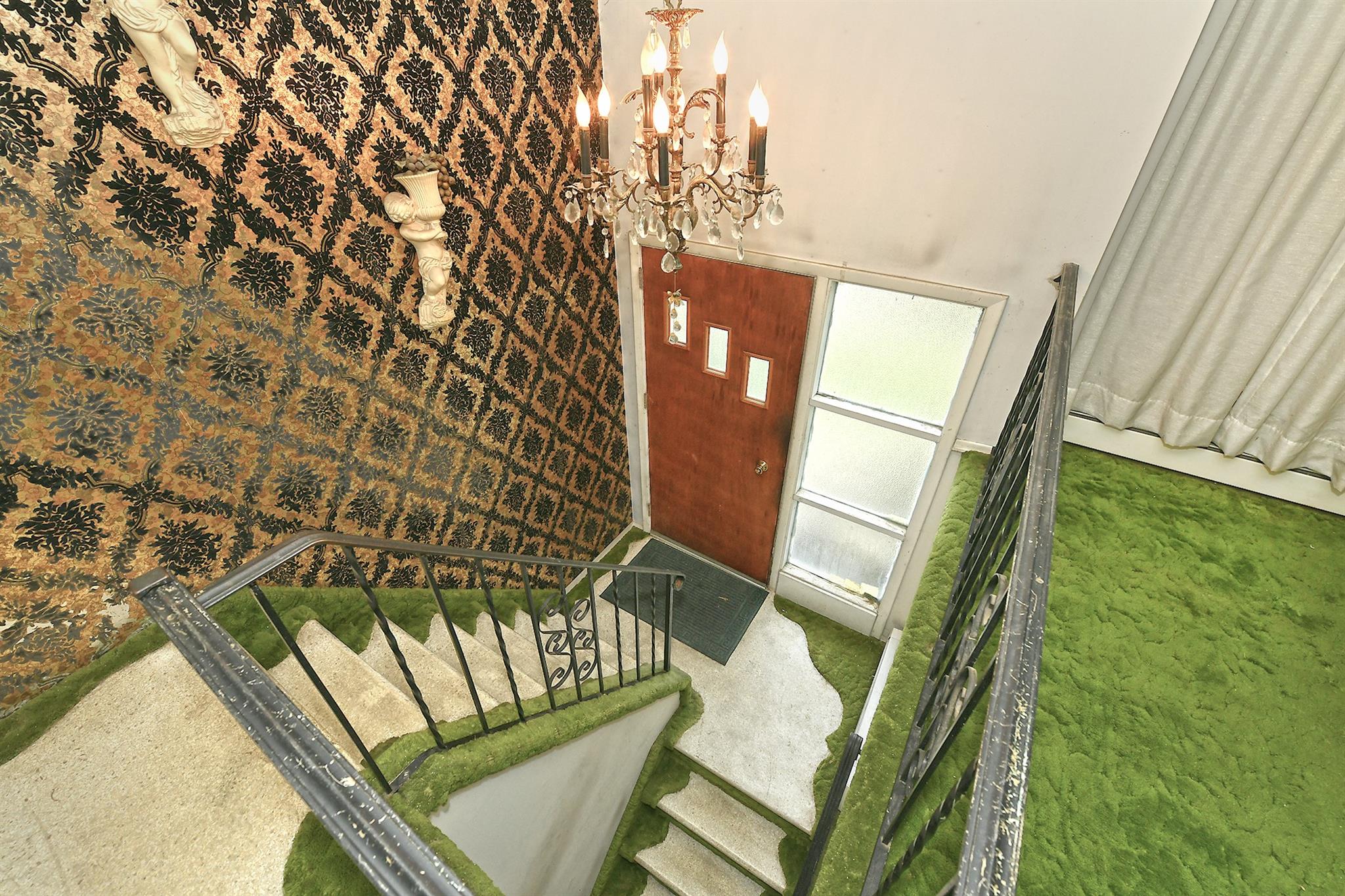 404 N Putnam Avenue, Lindenhurst, NY 11757