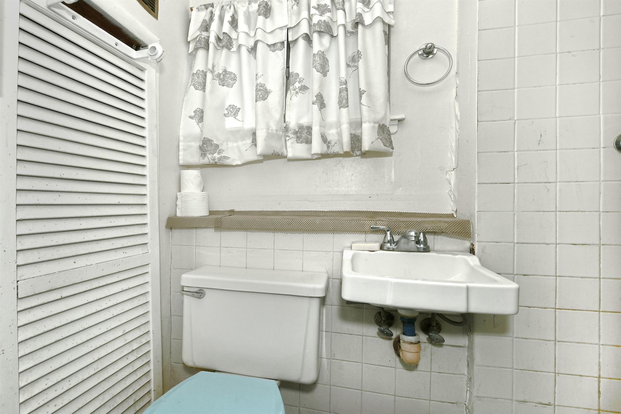 404 N Putnam Avenue, Lindenhurst, NY 11757