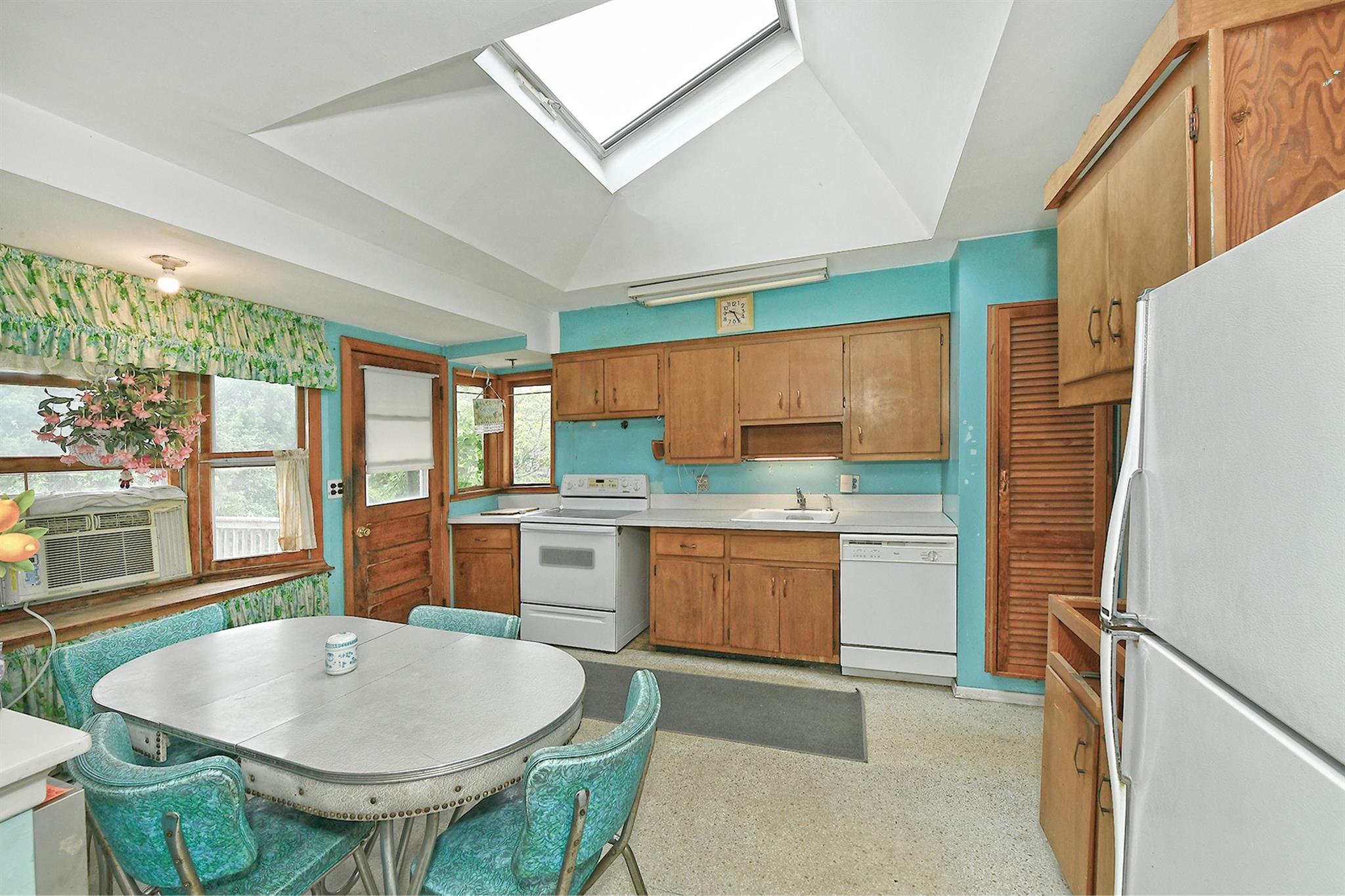 404 N Putnam Avenue, Lindenhurst, NY 11757