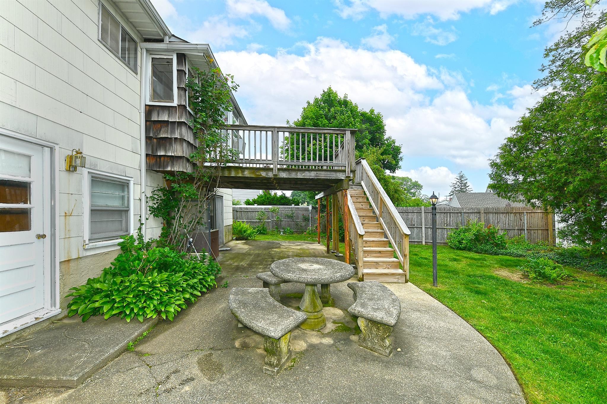 404 N Putnam Avenue, Lindenhurst, NY 11757