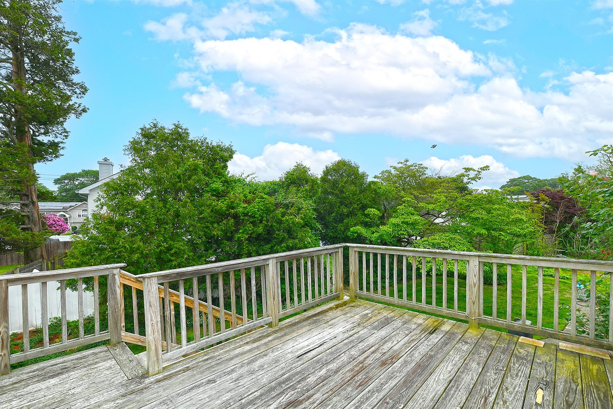 404 N Putnam Avenue, Lindenhurst, NY 11757