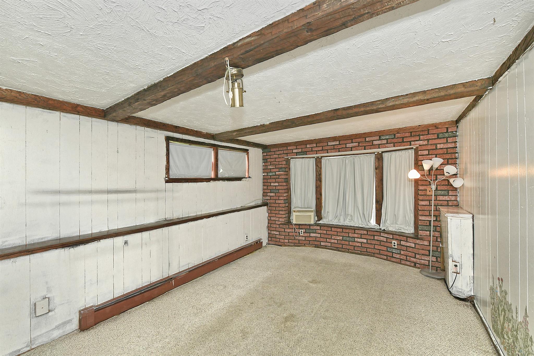 404 N Putnam Avenue, Lindenhurst, NY 11757