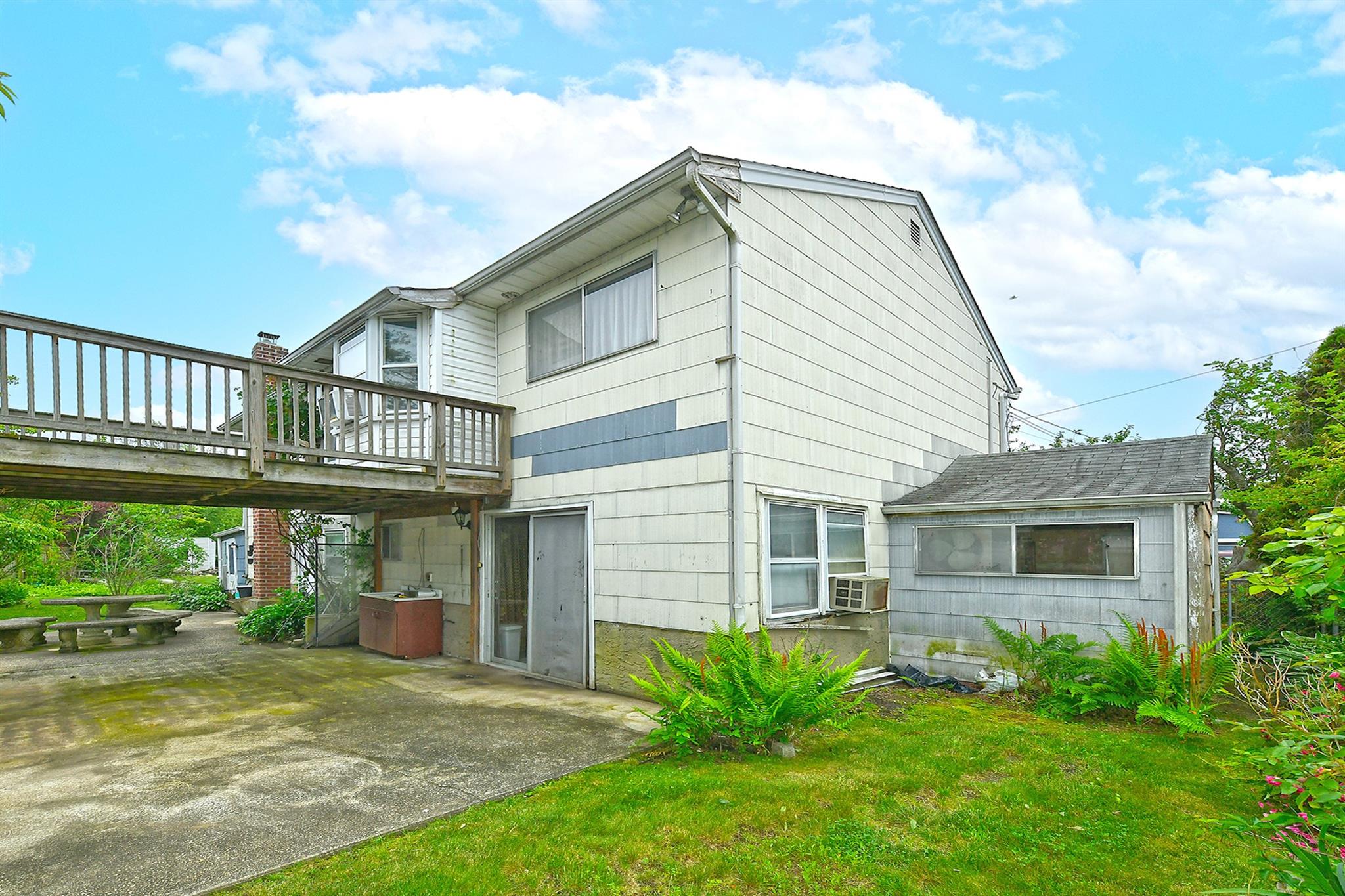 404 N Putnam Avenue, Lindenhurst, NY 11757