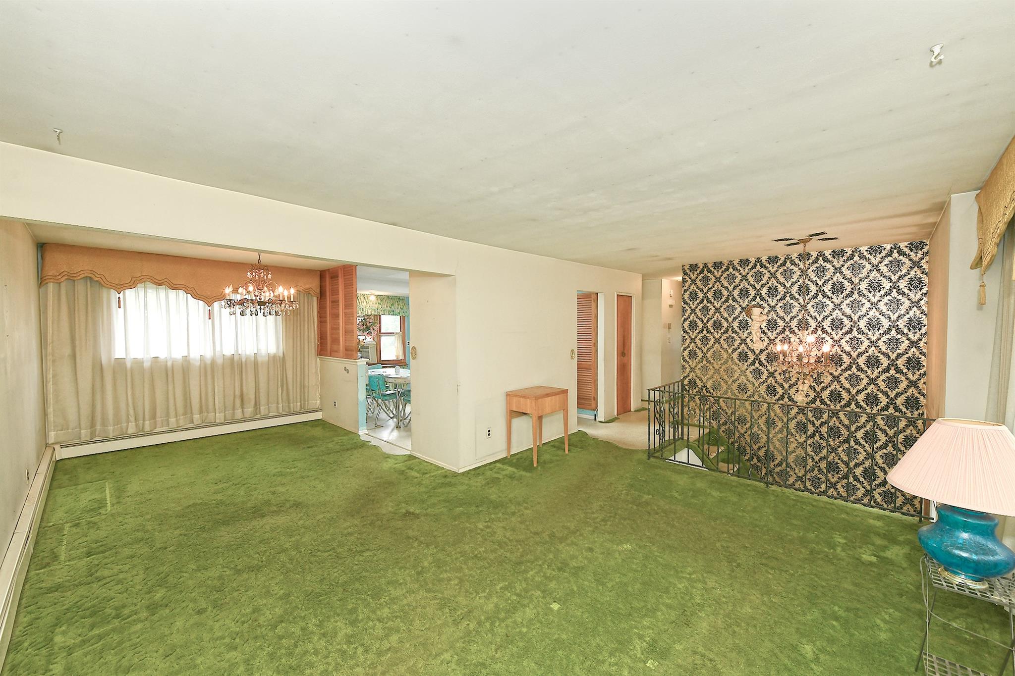 404 N Putnam Avenue, Lindenhurst, NY 11757