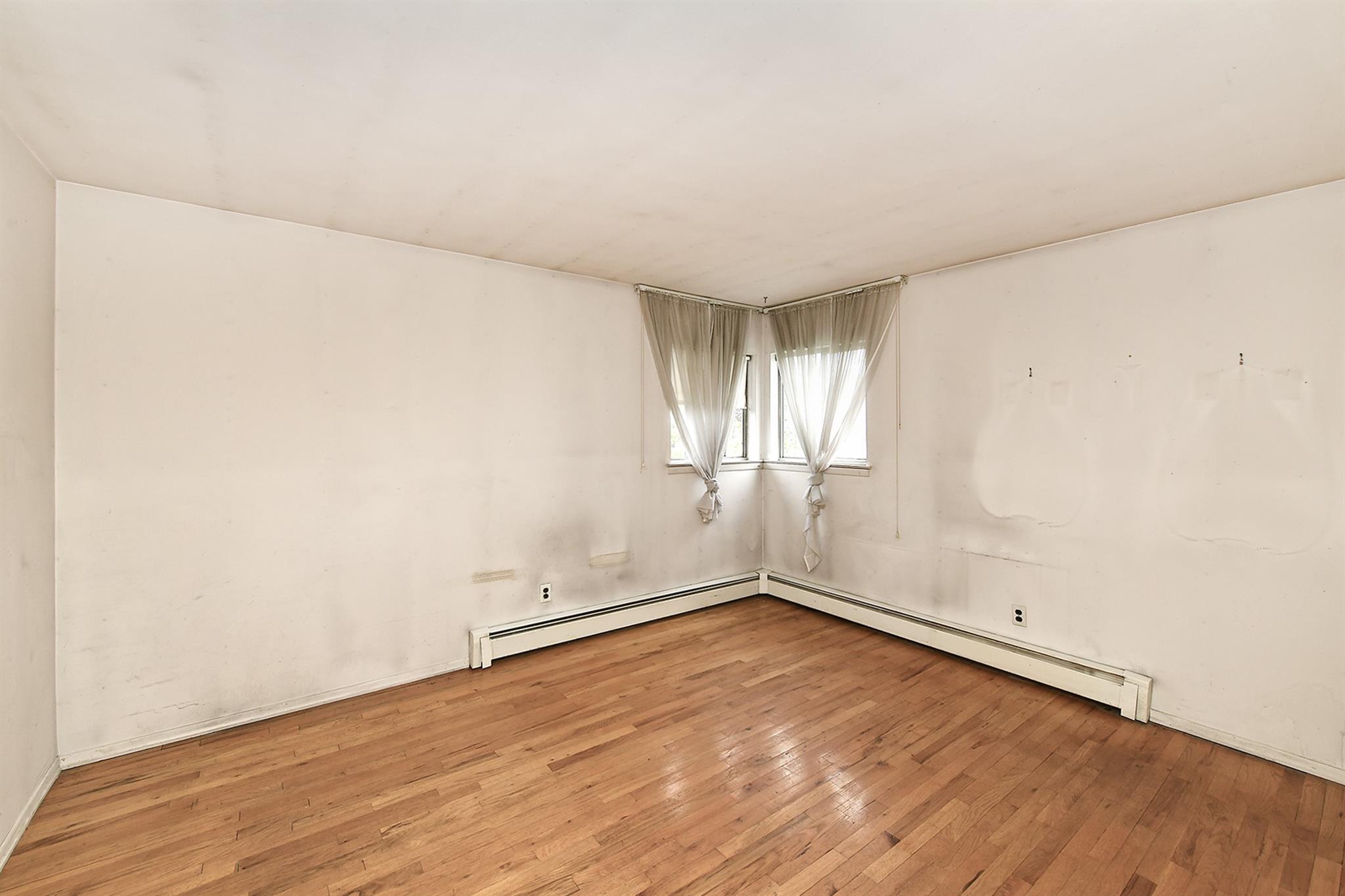 404 N Putnam Avenue, Lindenhurst, NY 11757