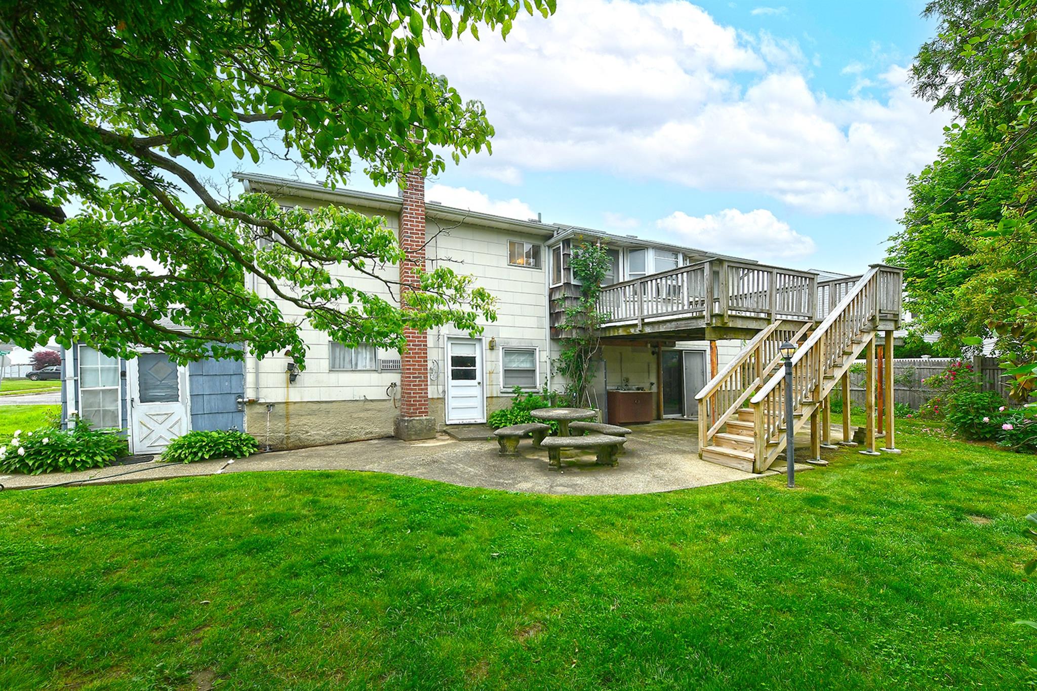 404 N Putnam Avenue, Lindenhurst, NY 11757