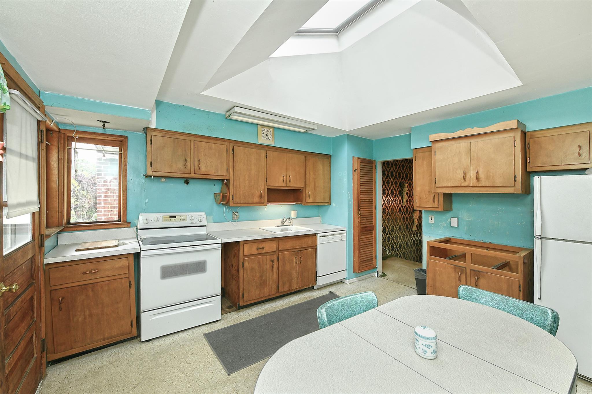 404 N Putnam Avenue, Lindenhurst, NY 11757