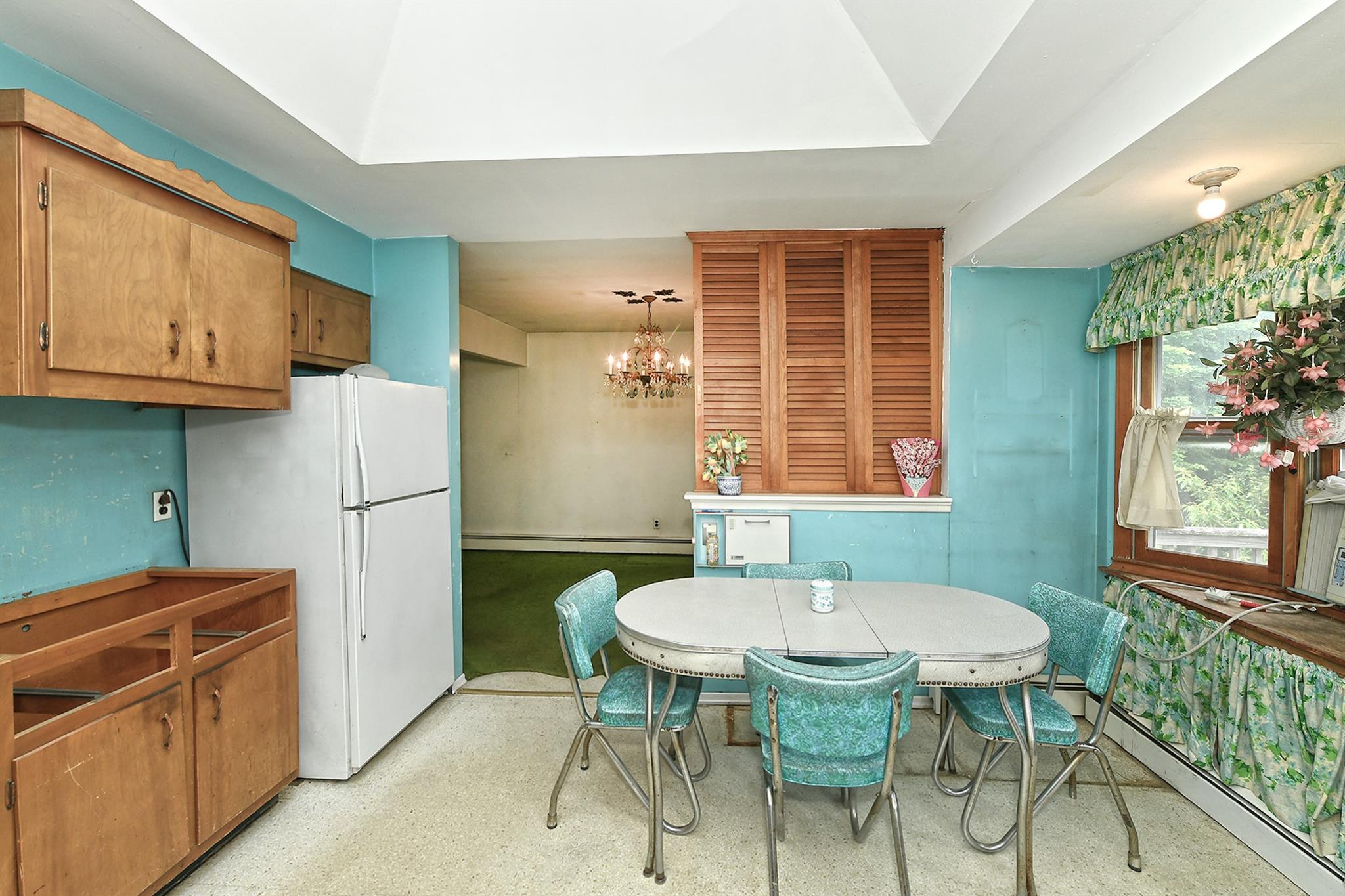 404 N Putnam Avenue, Lindenhurst, NY 11757