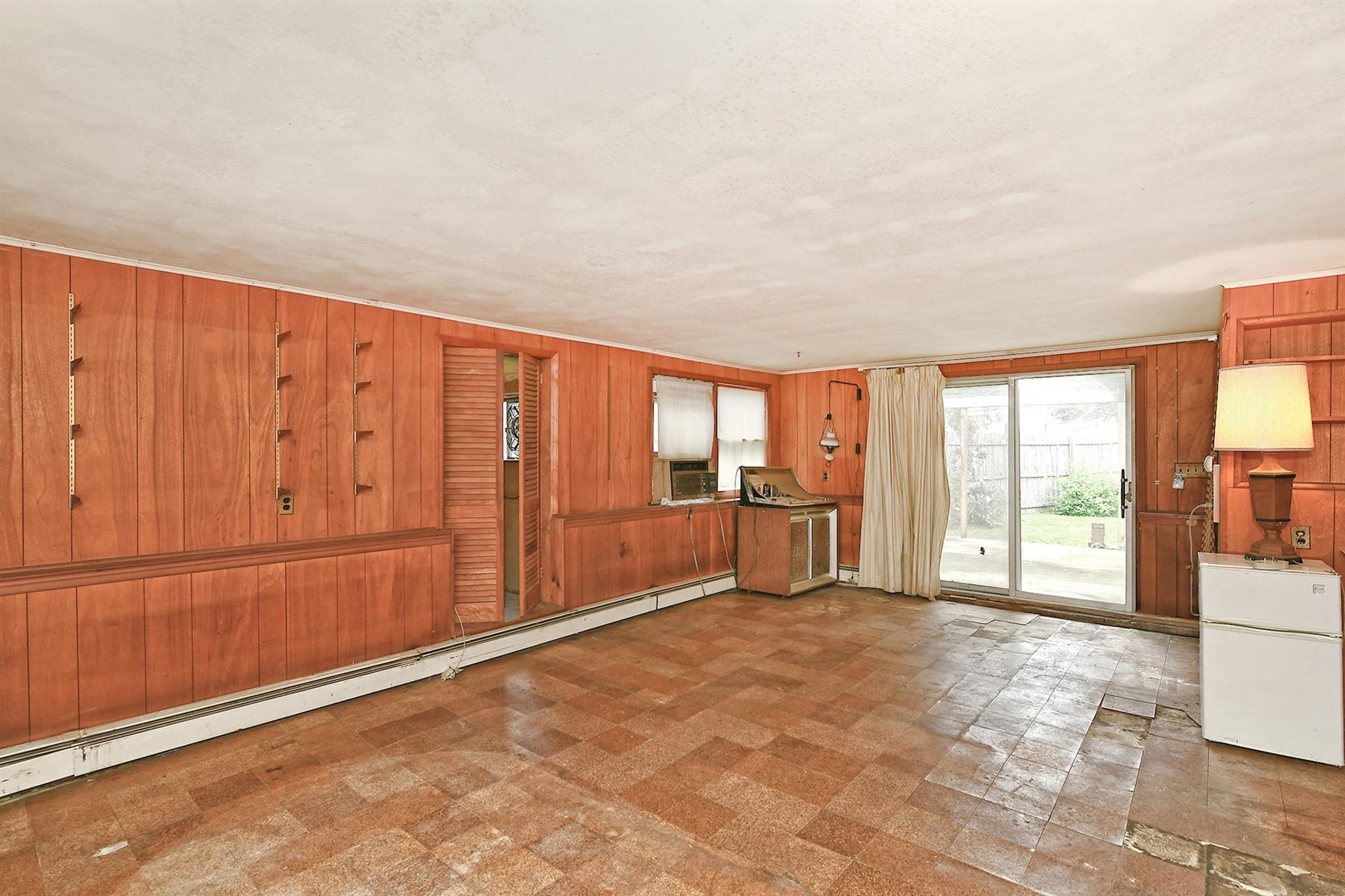 404 N Putnam Avenue, Lindenhurst, NY 11757