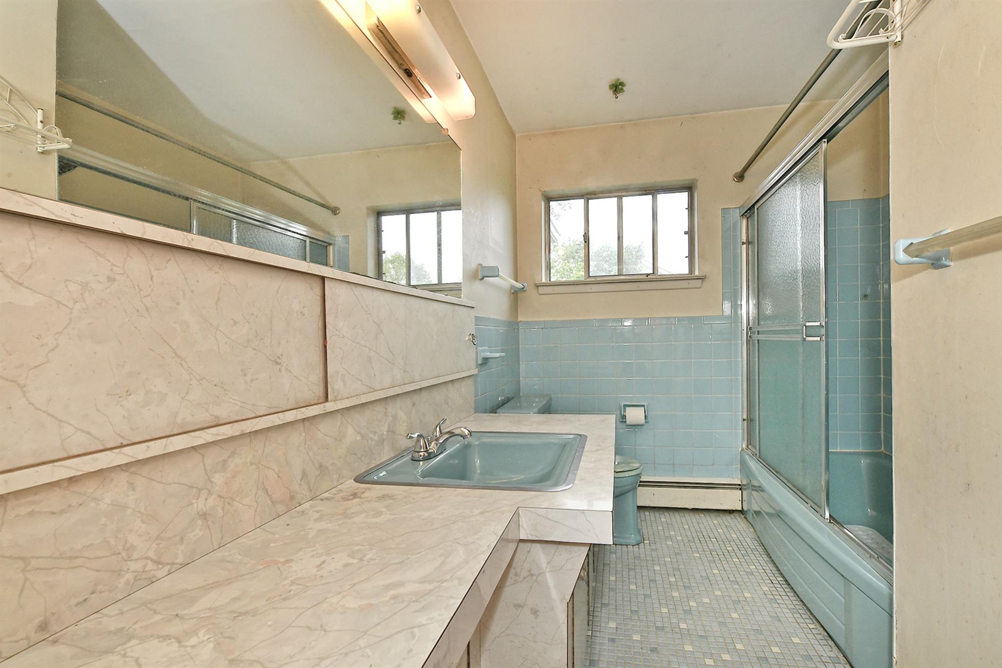 404 N Putnam Avenue, Lindenhurst, NY 11757