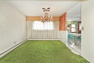 404 N Putnam Avenue, Lindenhurst, NY 11757