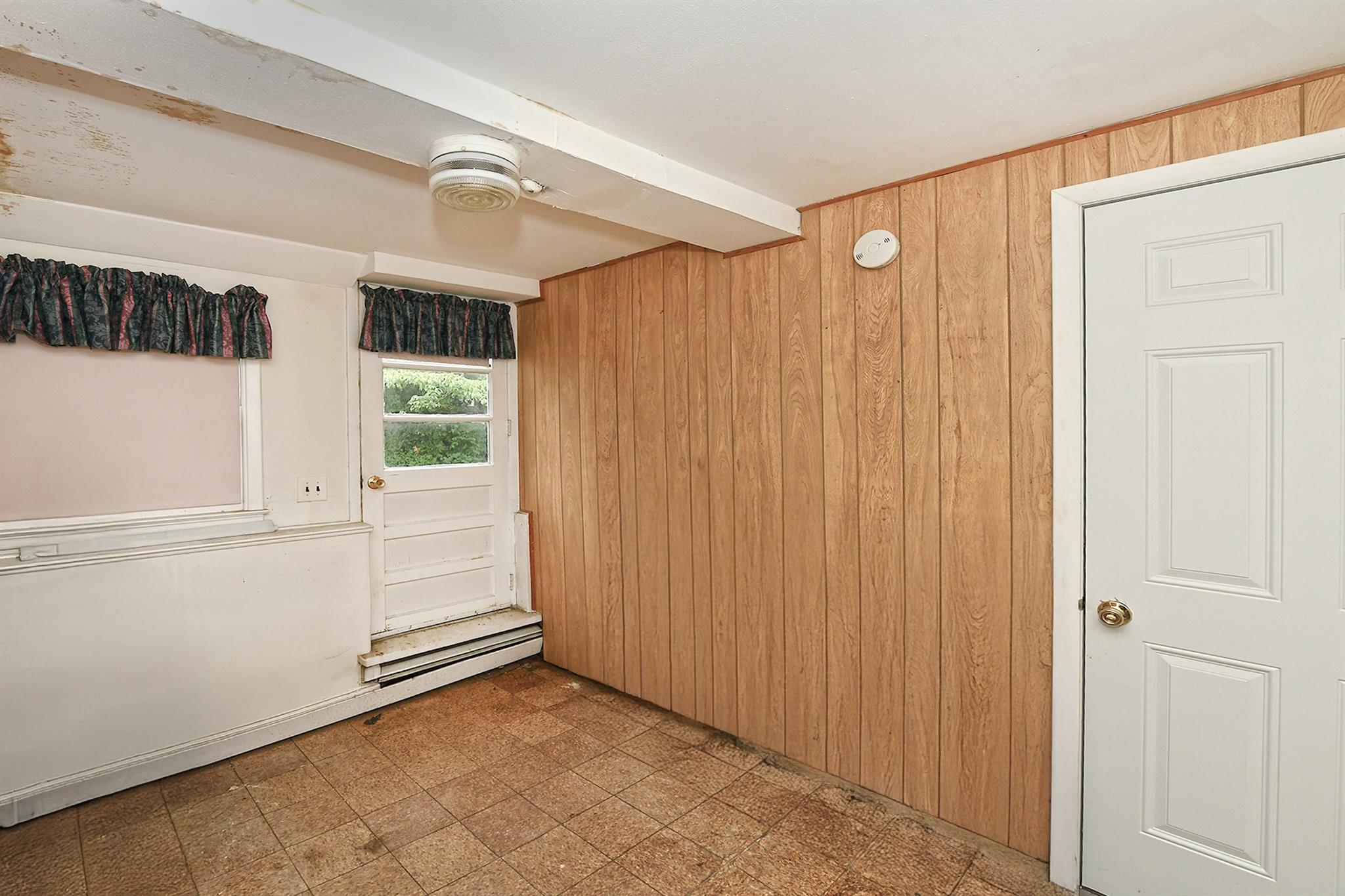 404 N Putnam Avenue, Lindenhurst, NY 11757