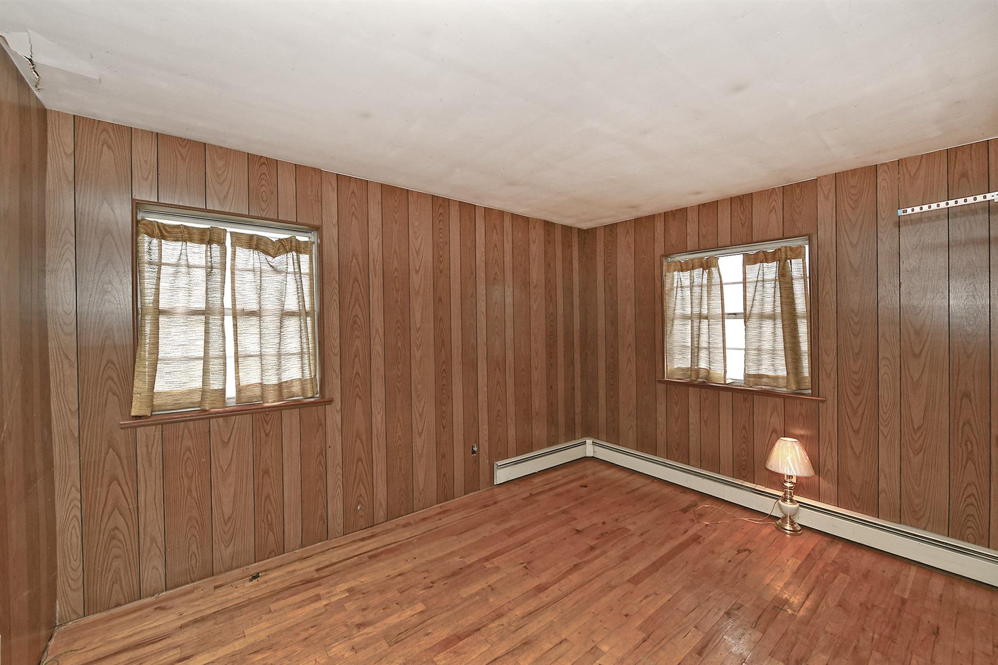 404 N Putnam Avenue, Lindenhurst, NY 11757