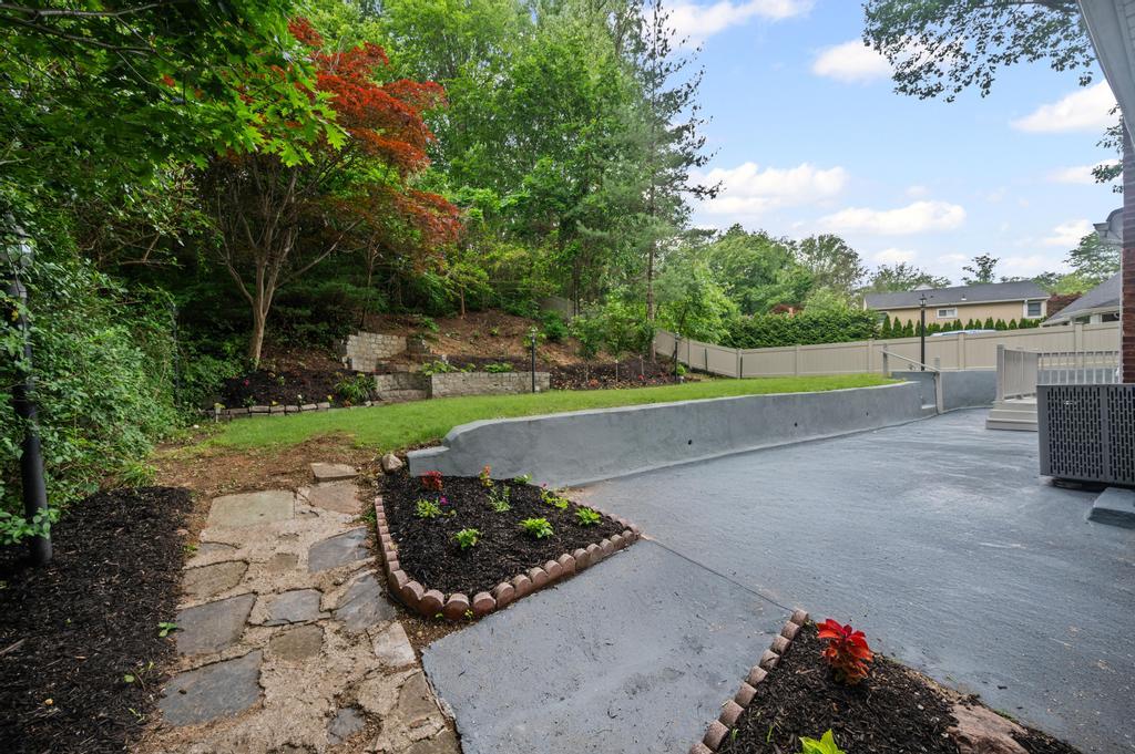 26 Ravine Road, Great Neck, NY 11023