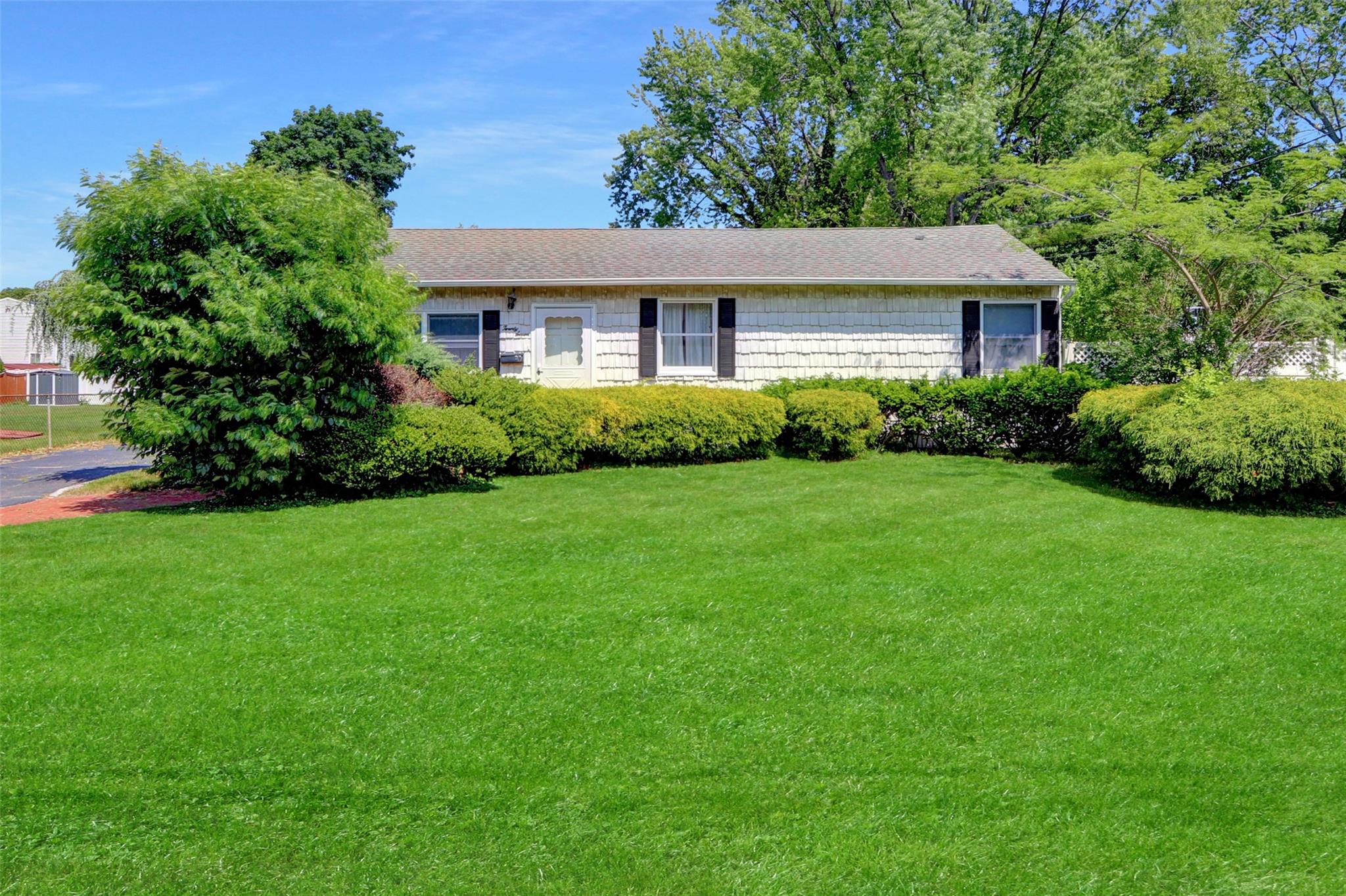 27 Beatrice Avenue, West Islip, NY 11795