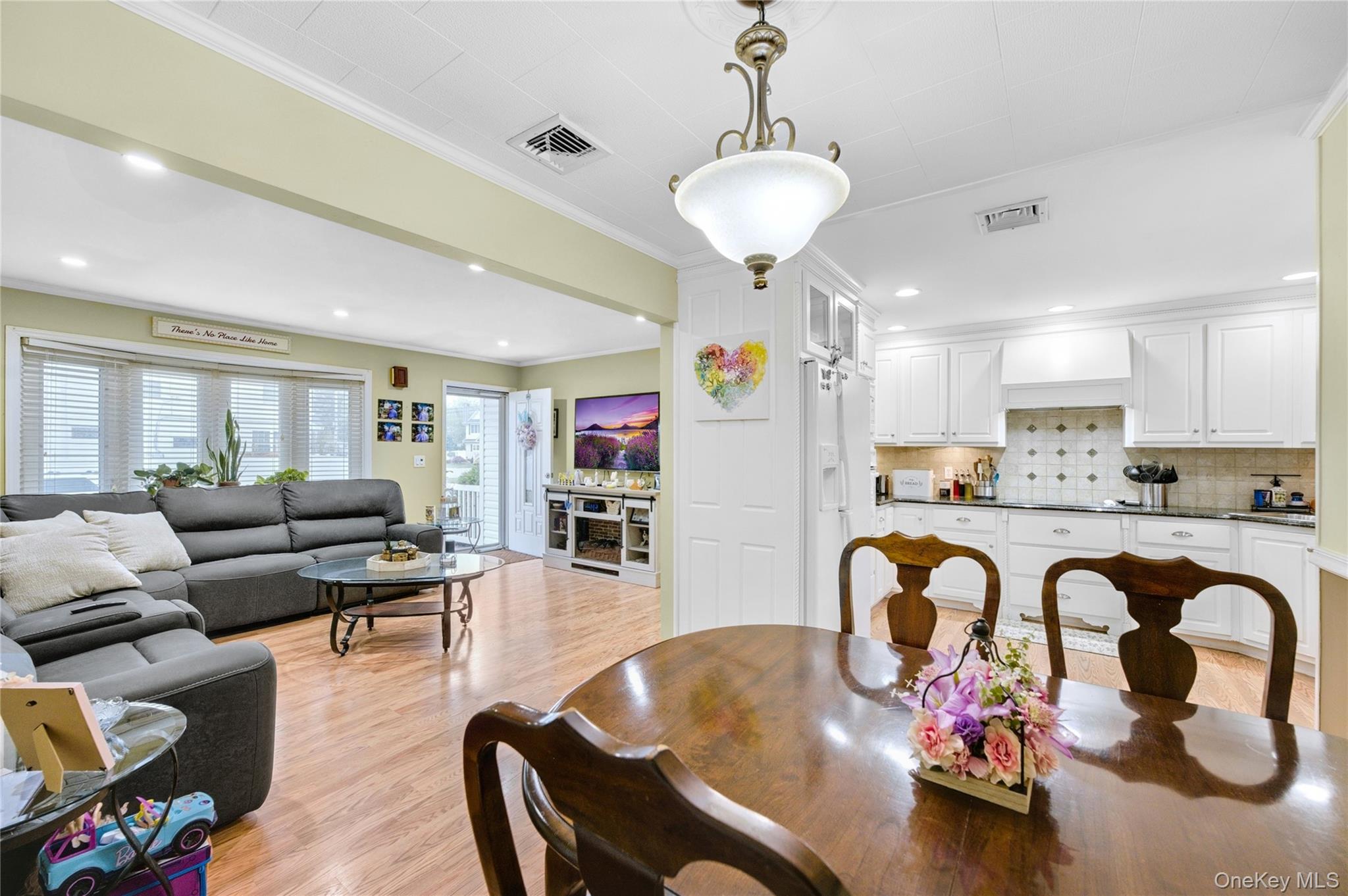 56 15th Avenue, West Babylon, NY 11704