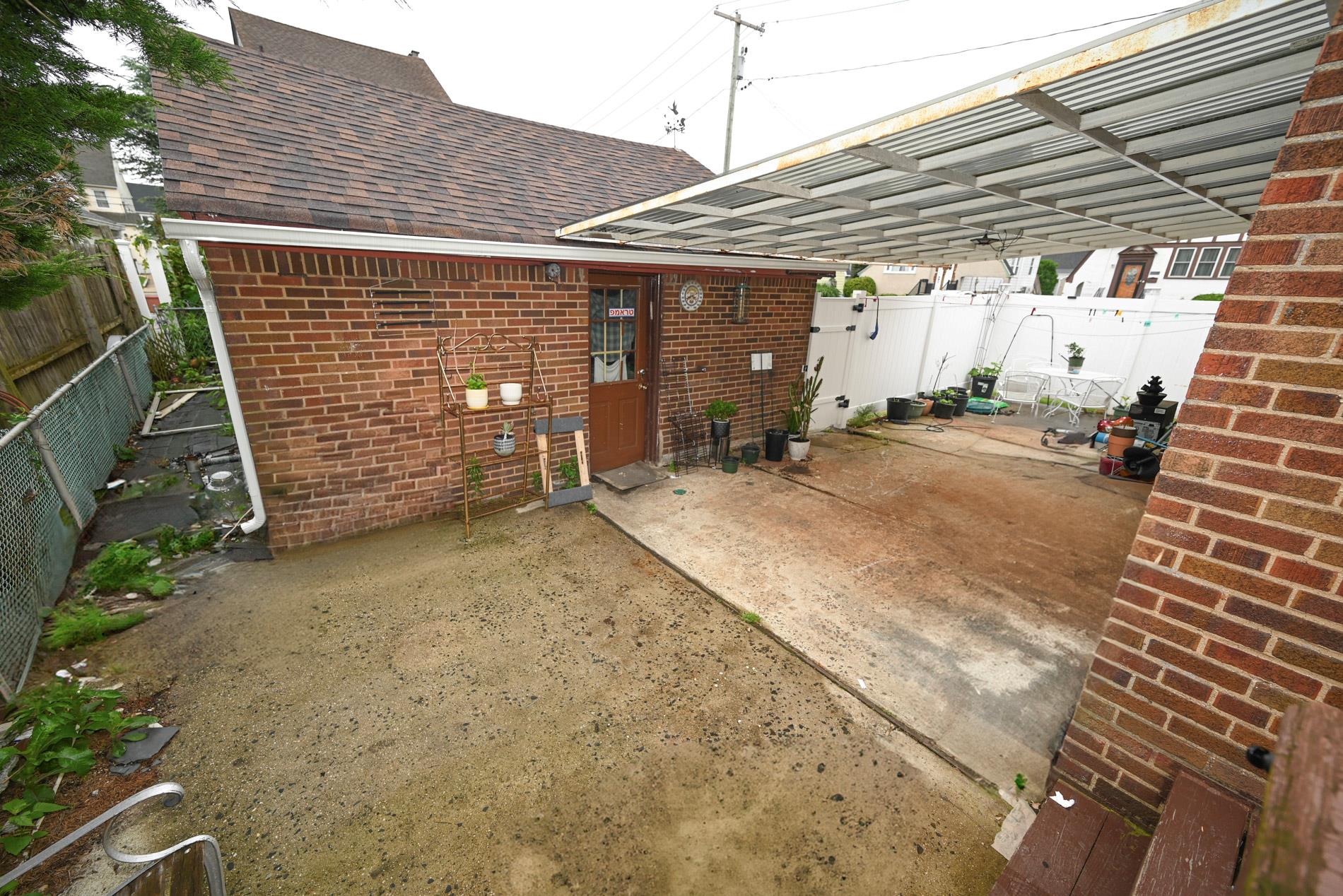 165 Page Rd Road, Valley Stream, NY 11581