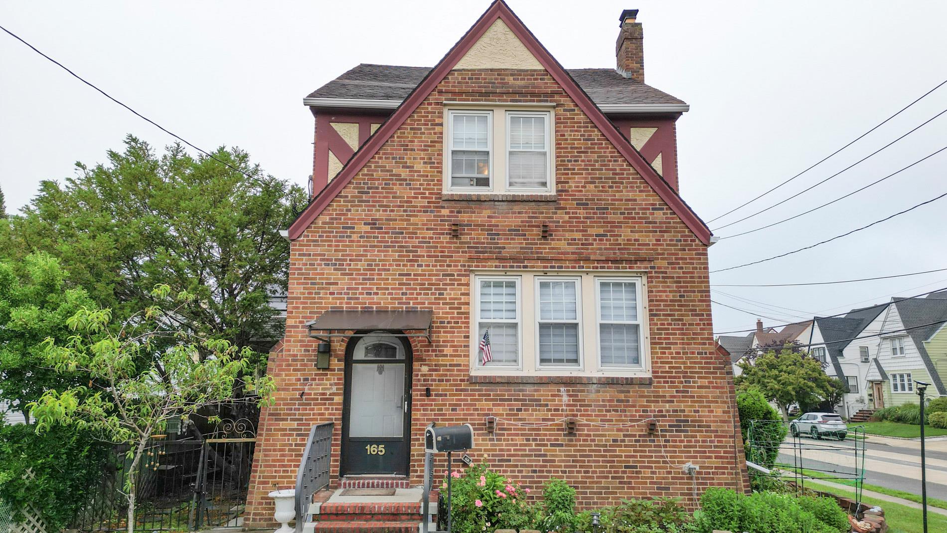 165 Page Rd Road, Valley Stream, NY 11581