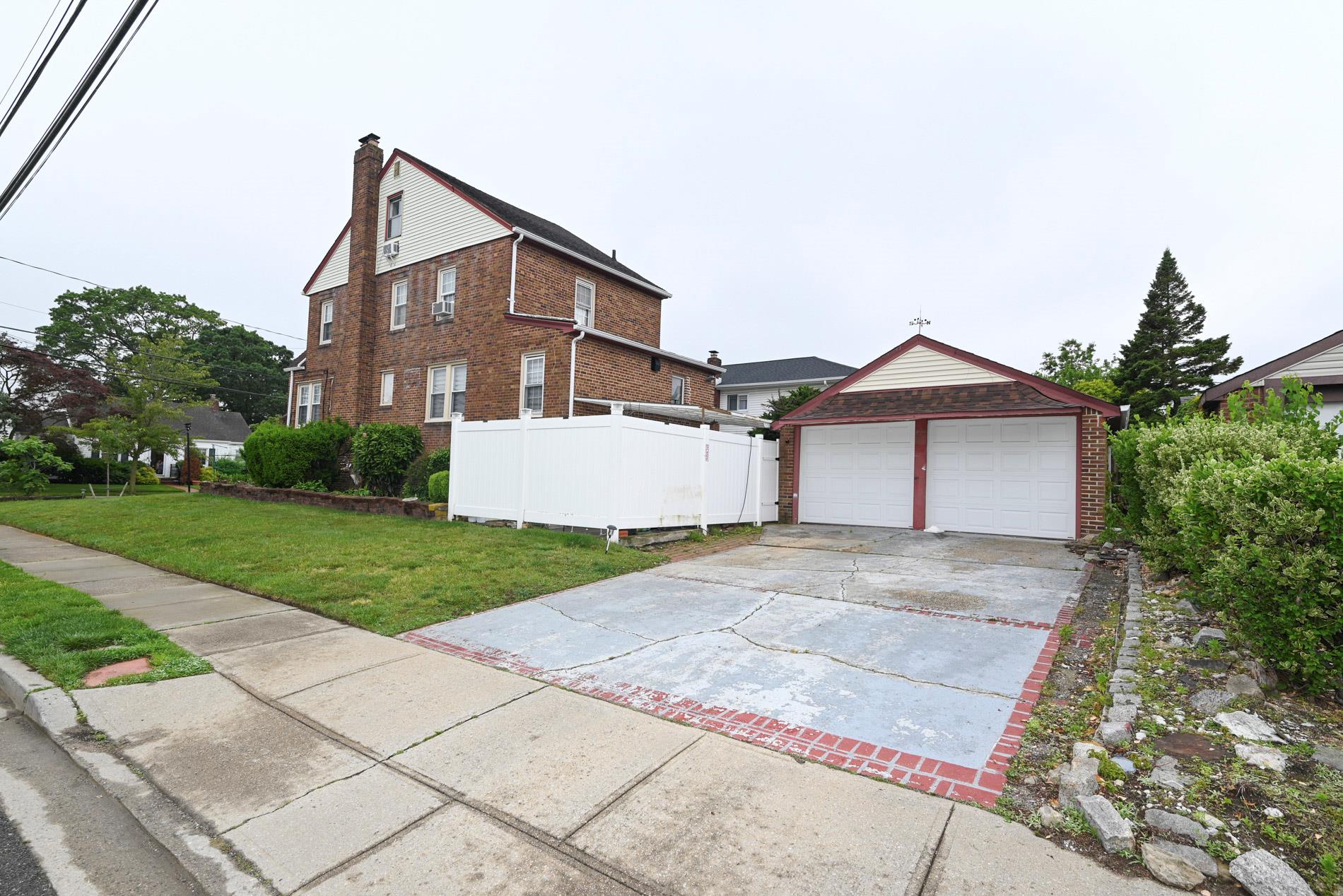 165 Page Rd Road, Valley Stream, NY 11581