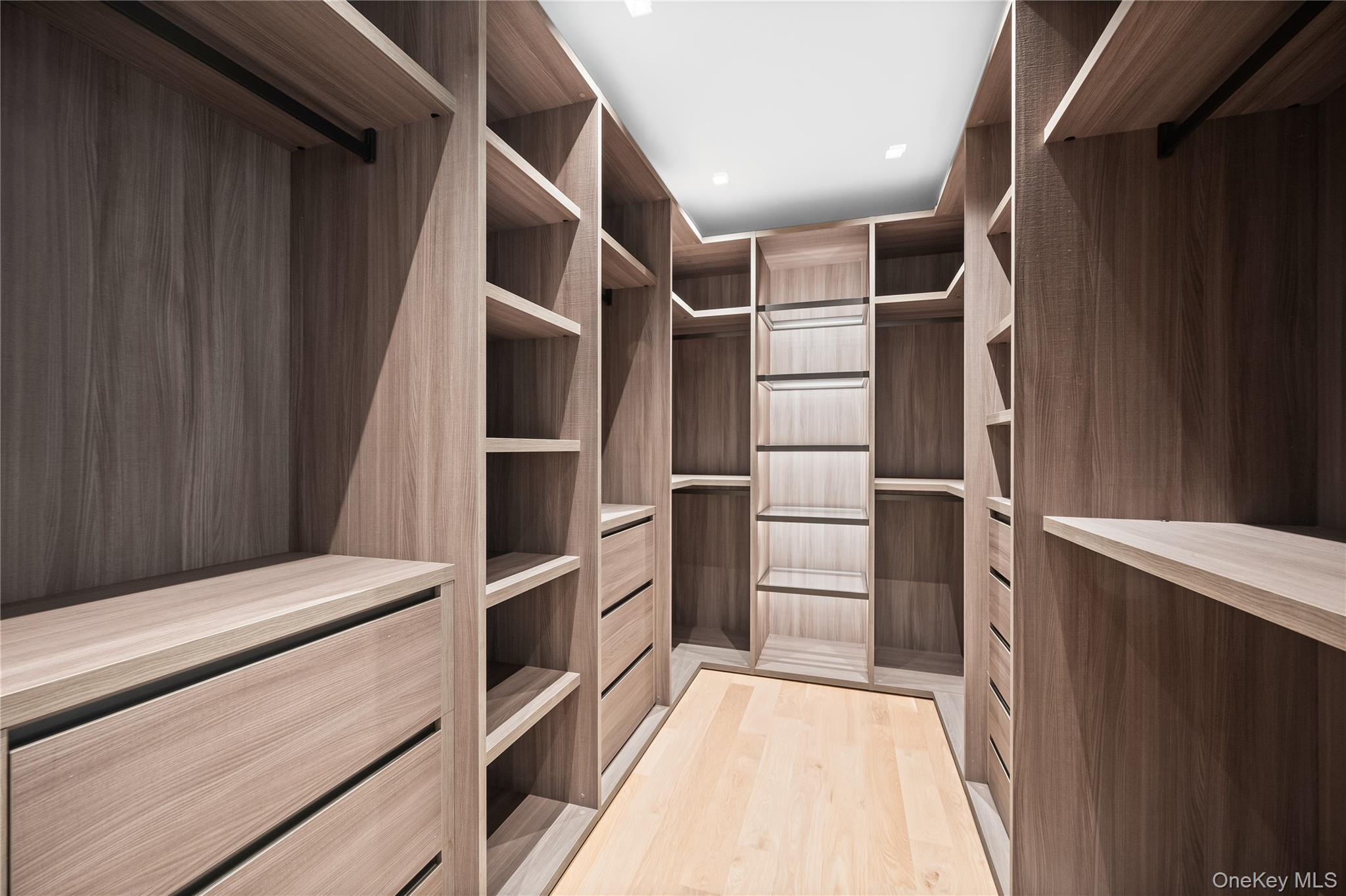 7 Mirrielees Road, Great Neck, NY 11021