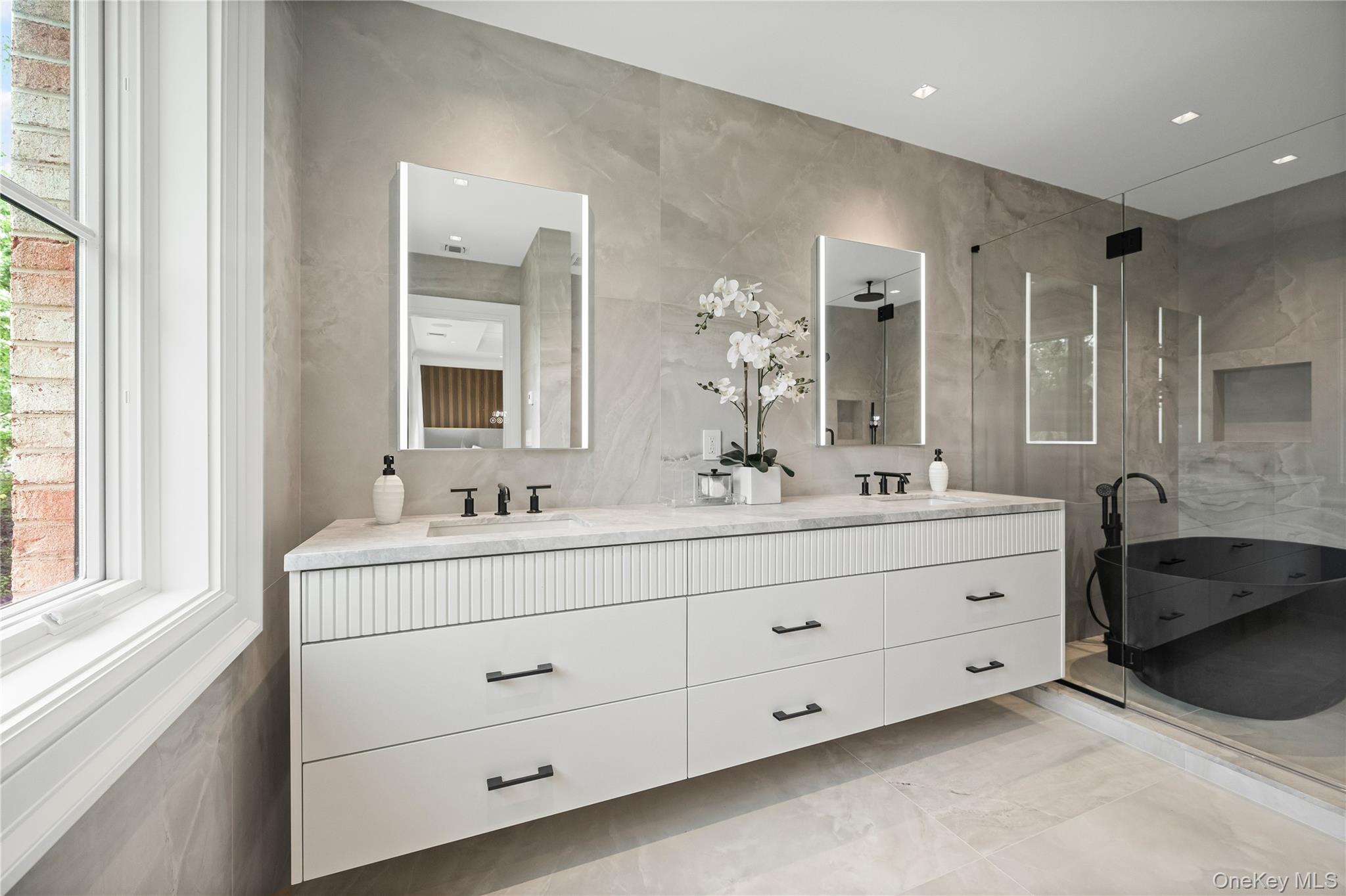 7 Mirrielees Road, Great Neck, NY 11021