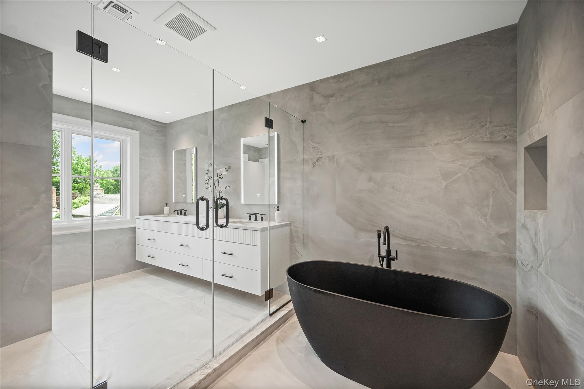 7 Mirrielees Road, Great Neck, NY 11021