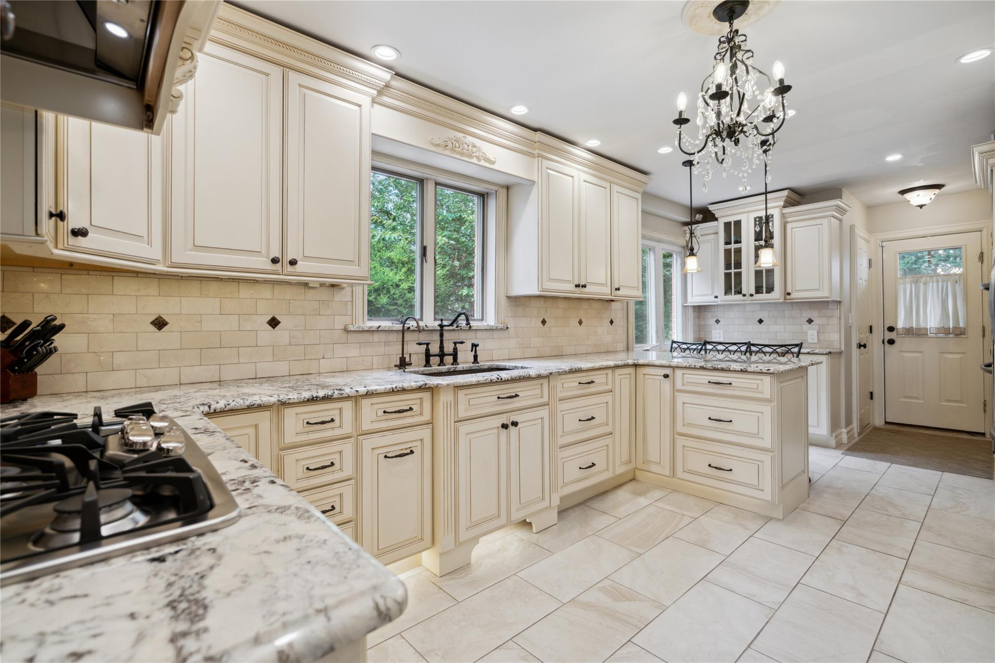 10 Atlas Avenue, Malverne, NY 11565