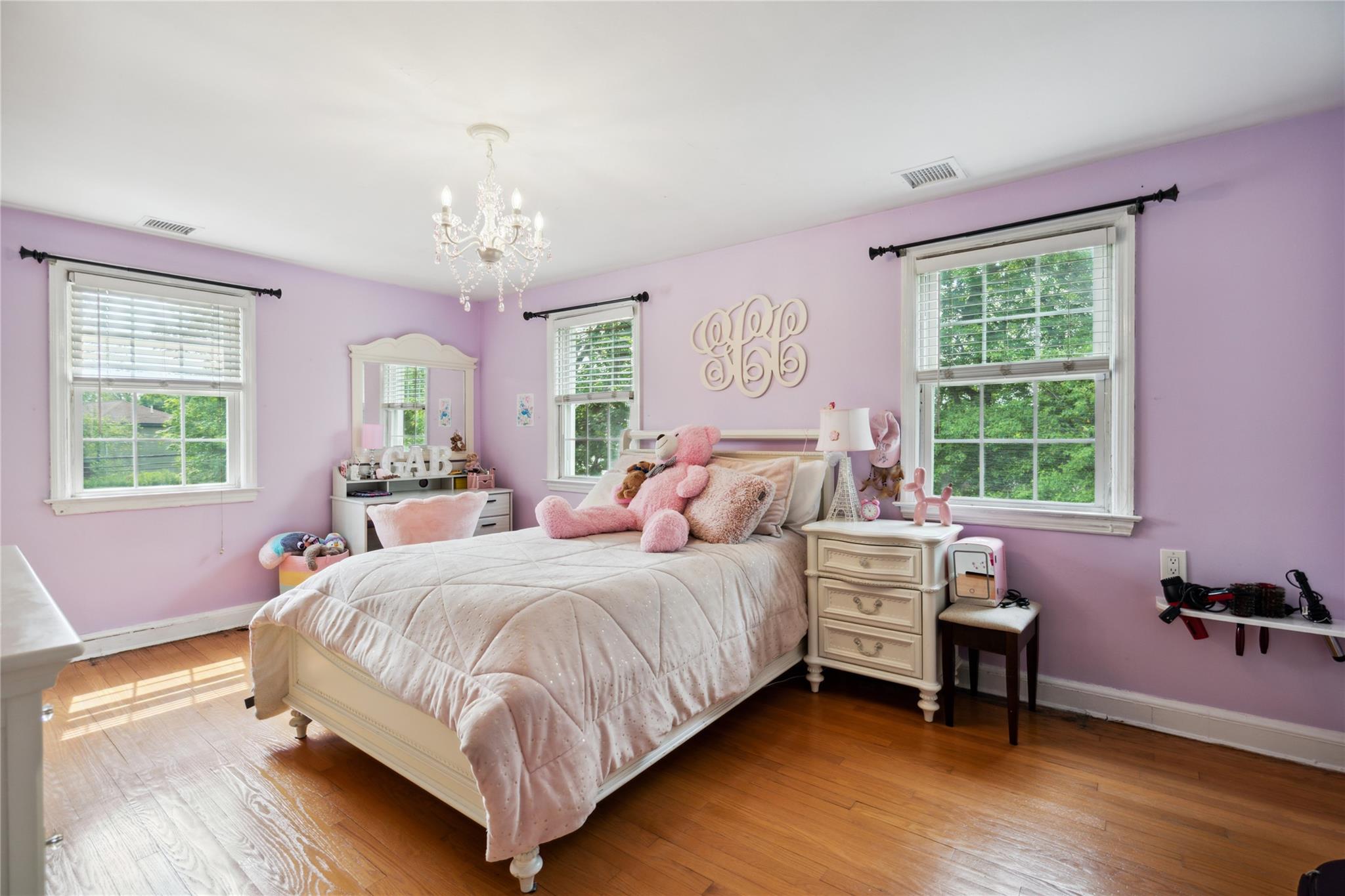 10 Atlas Avenue, Malverne, NY 11565