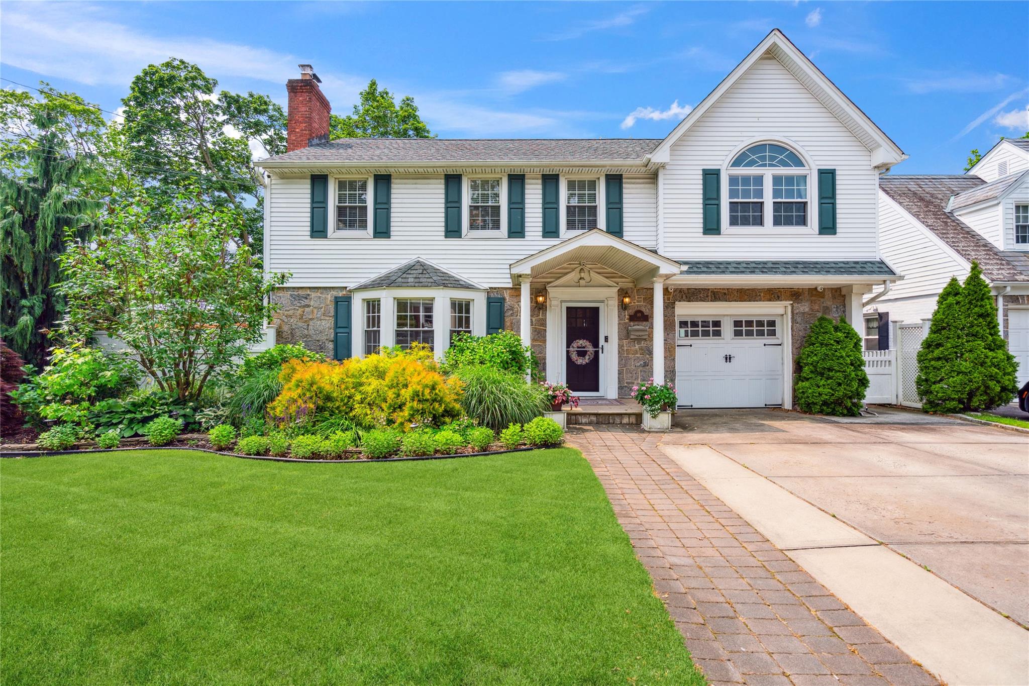 10 Atlas Avenue, Malverne, NY 11565