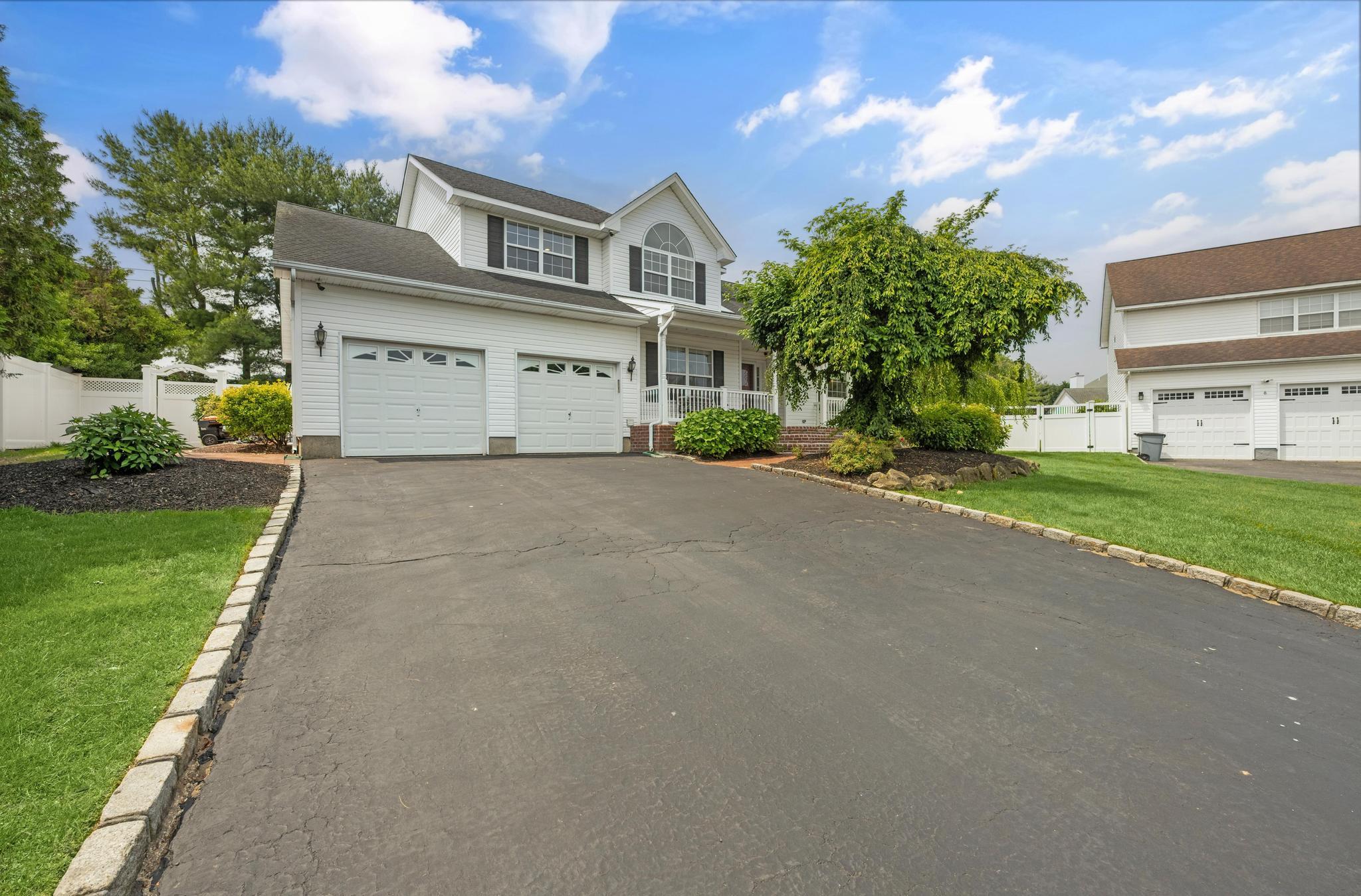 8 Tecumseh Court, Commack, NY 11725