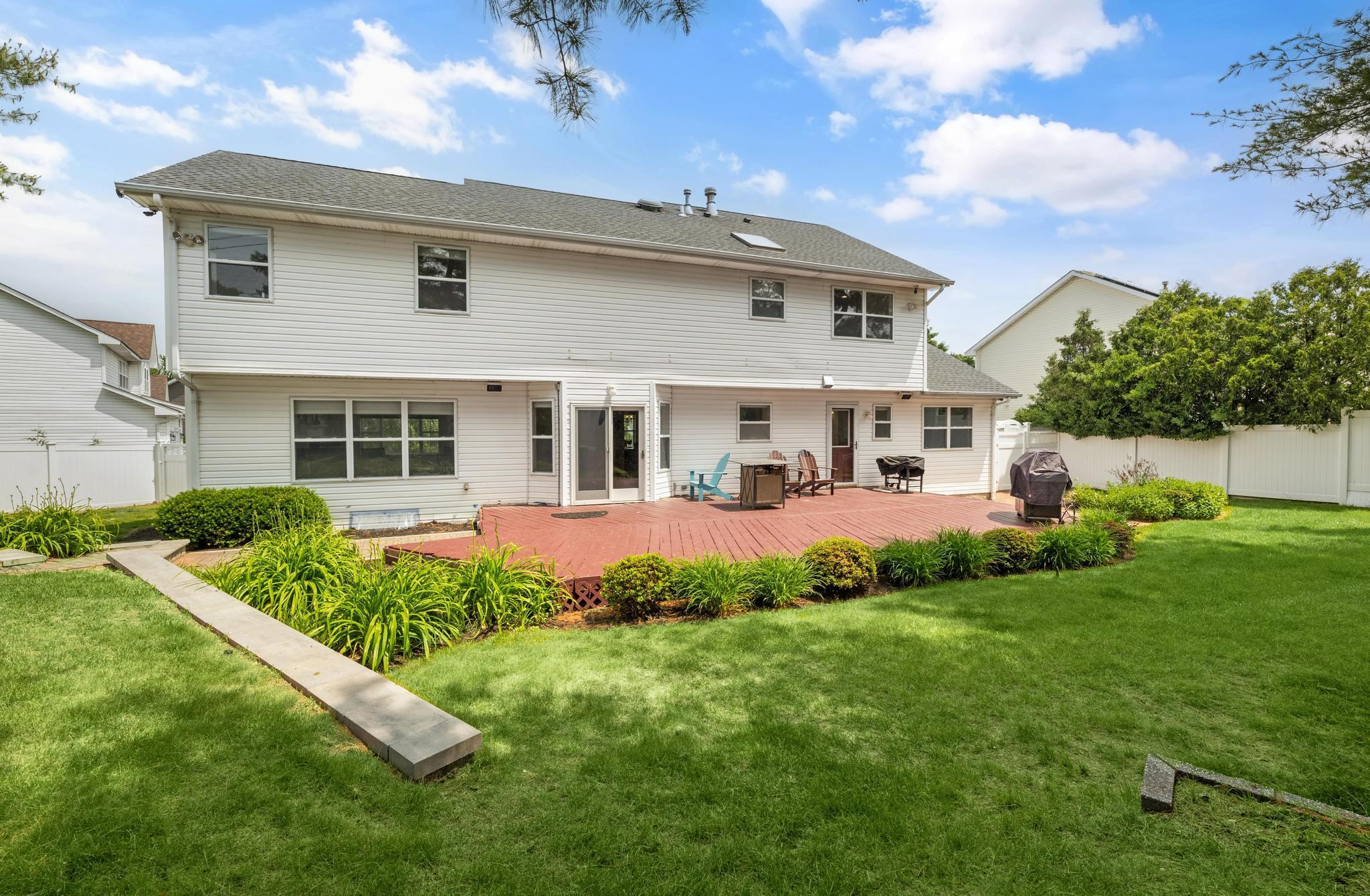 8 Tecumseh Court, Commack, NY 11725