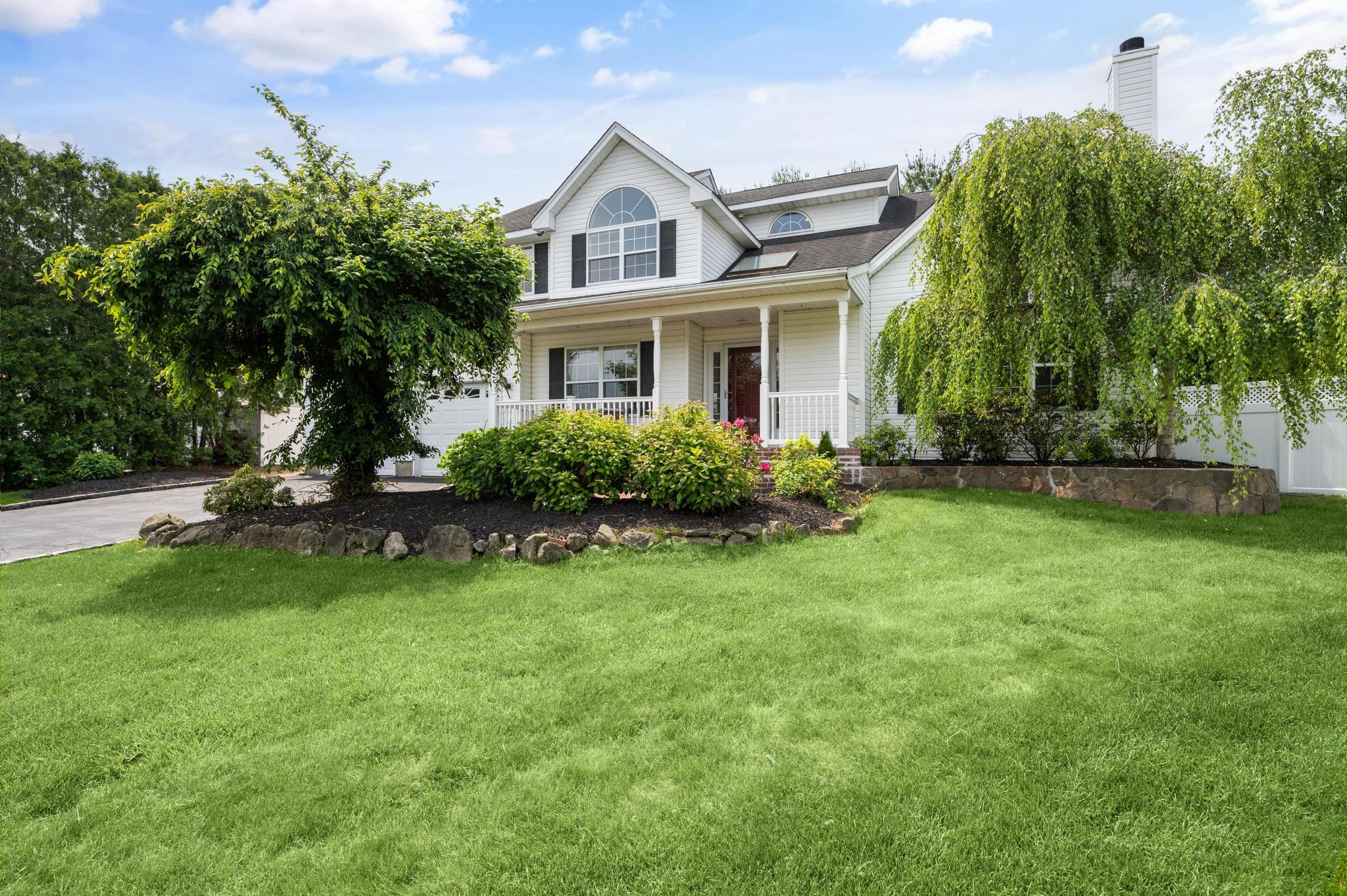 8 Tecumseh Court, Commack, NY 11725