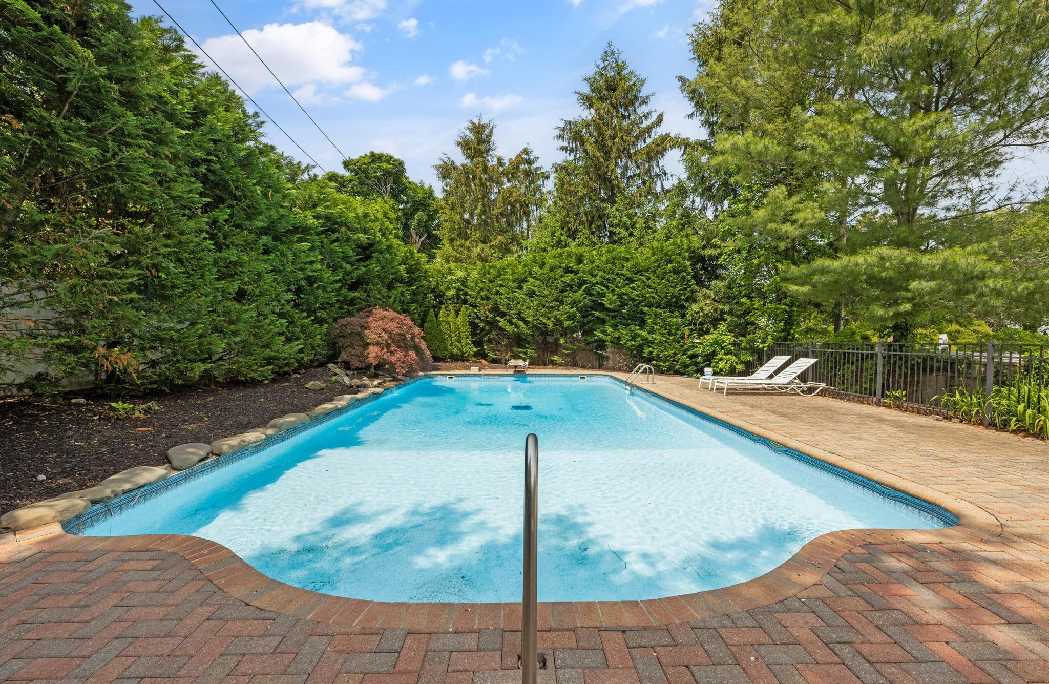 8 Tecumseh Court, Commack, NY 11725