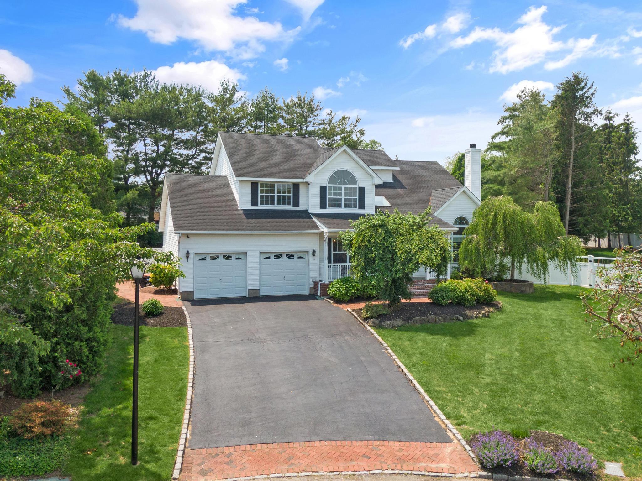 8 Tecumseh Court, Commack, NY 11725