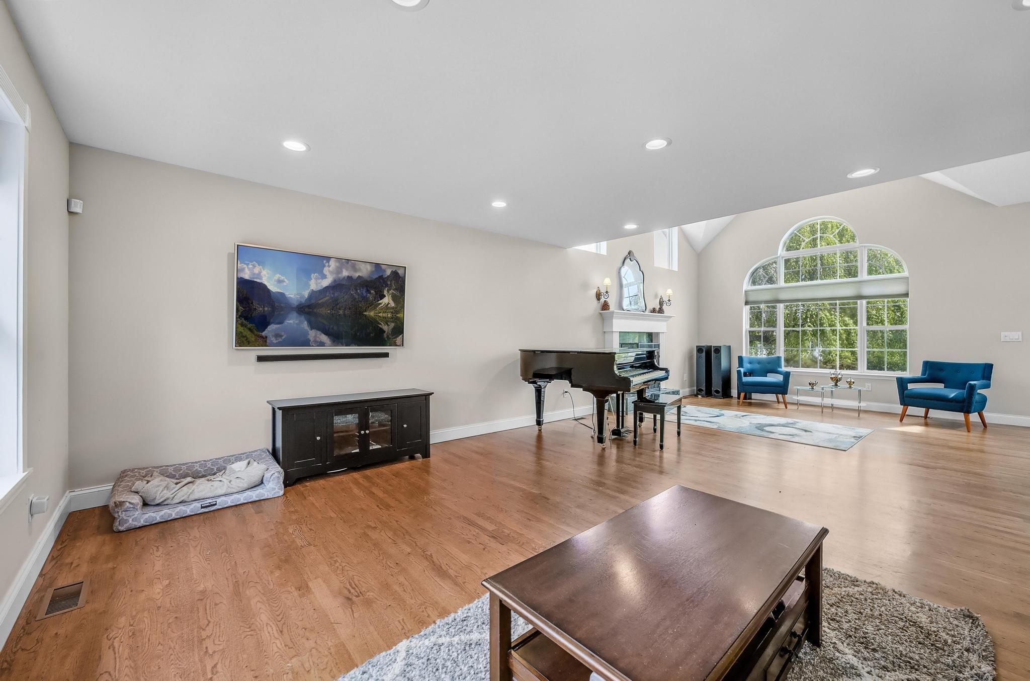 8 Tecumseh Court, Commack, NY 11725