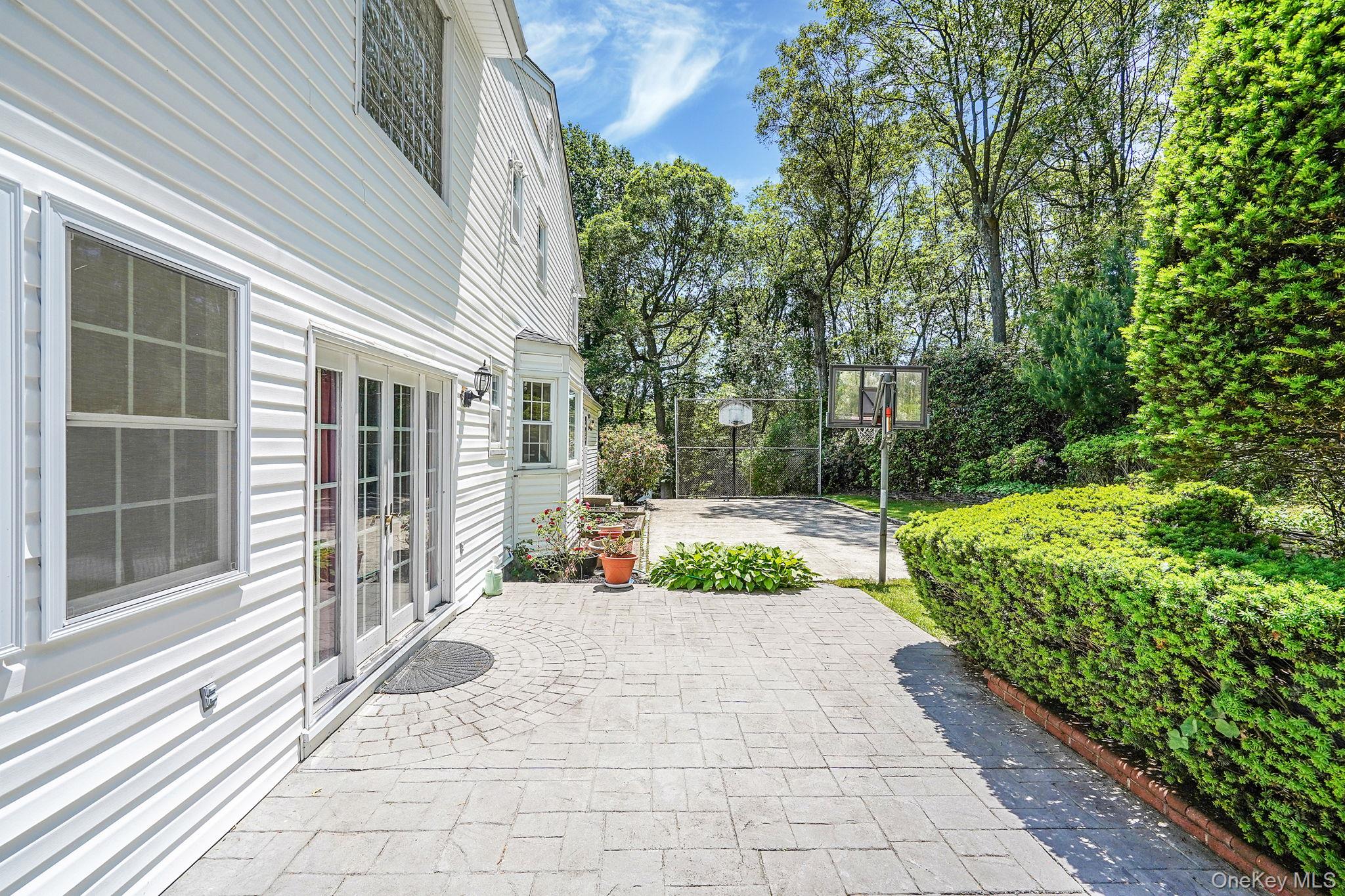 11 Country Squire Court, Dix Hills, NY 11746