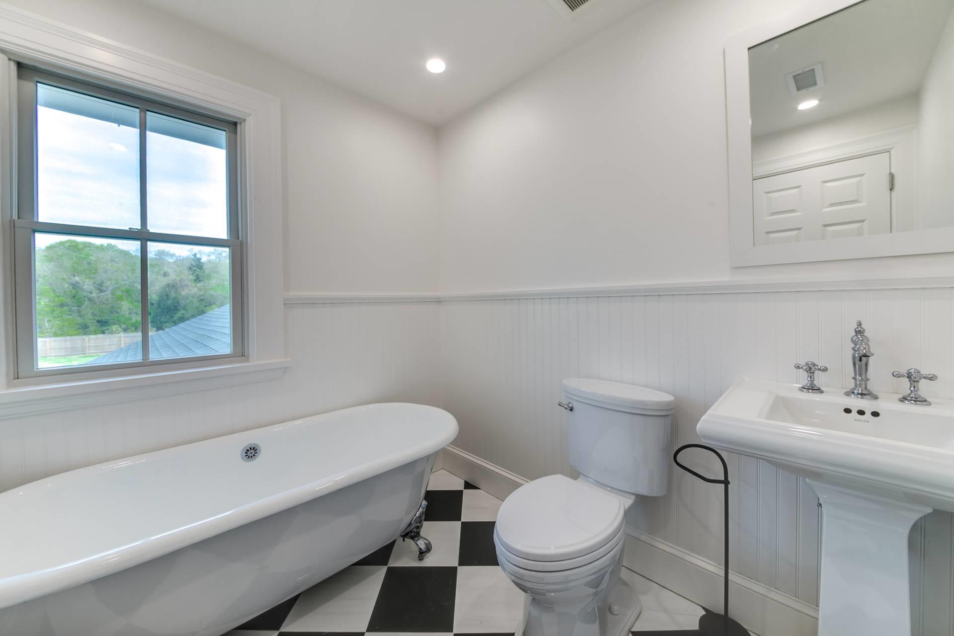 11 Shinnecock Road, Hampton Bays, NY 11946